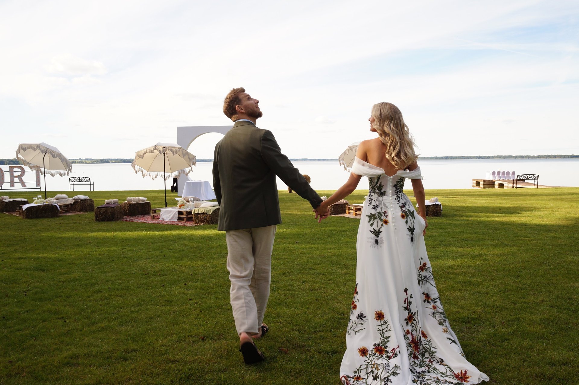 vestivalis vestuvės ir jaunųjų pora kur xmoteris puošiasi gėlėta vestuvine suknele