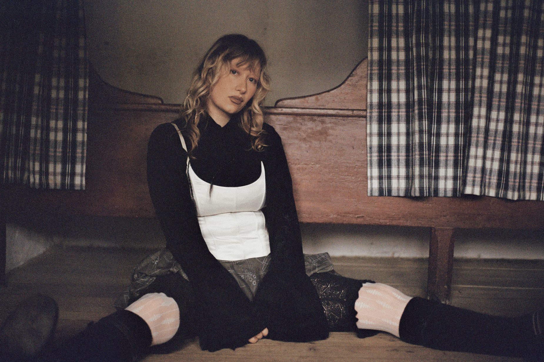 sophie-lou Shares Heartfelt New Single “How to not expect too much”