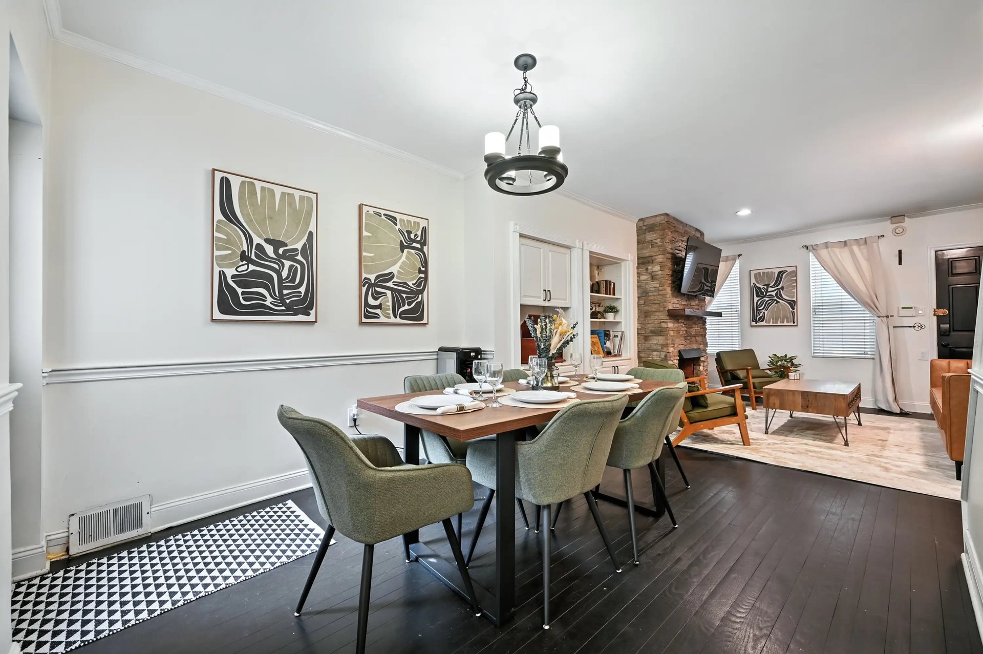 Dining area in a South Philadelphia Airbnb