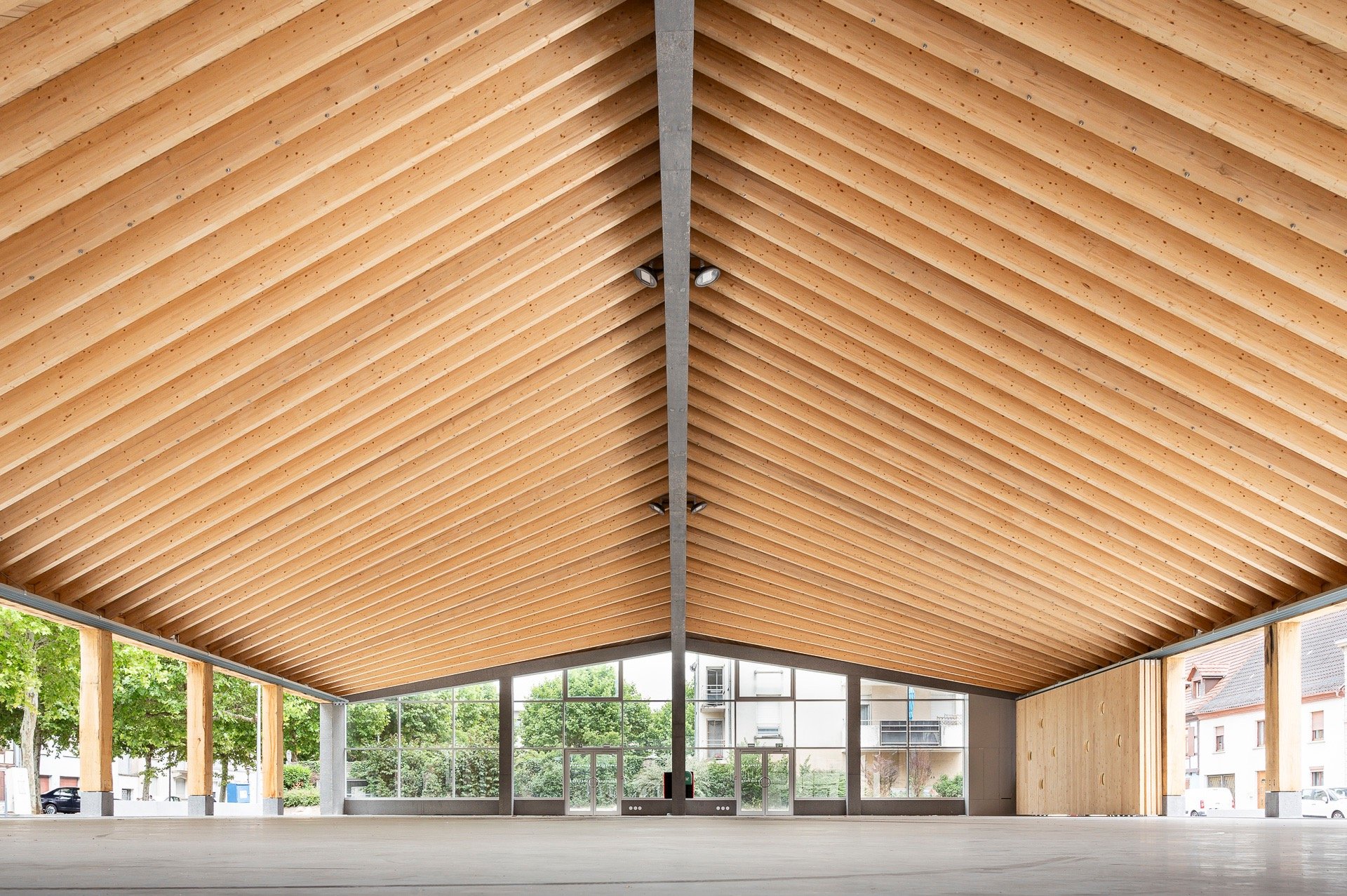 vue frontale de l'intérieure de la halle de bischwiller avec la charpente à coque de bateau
