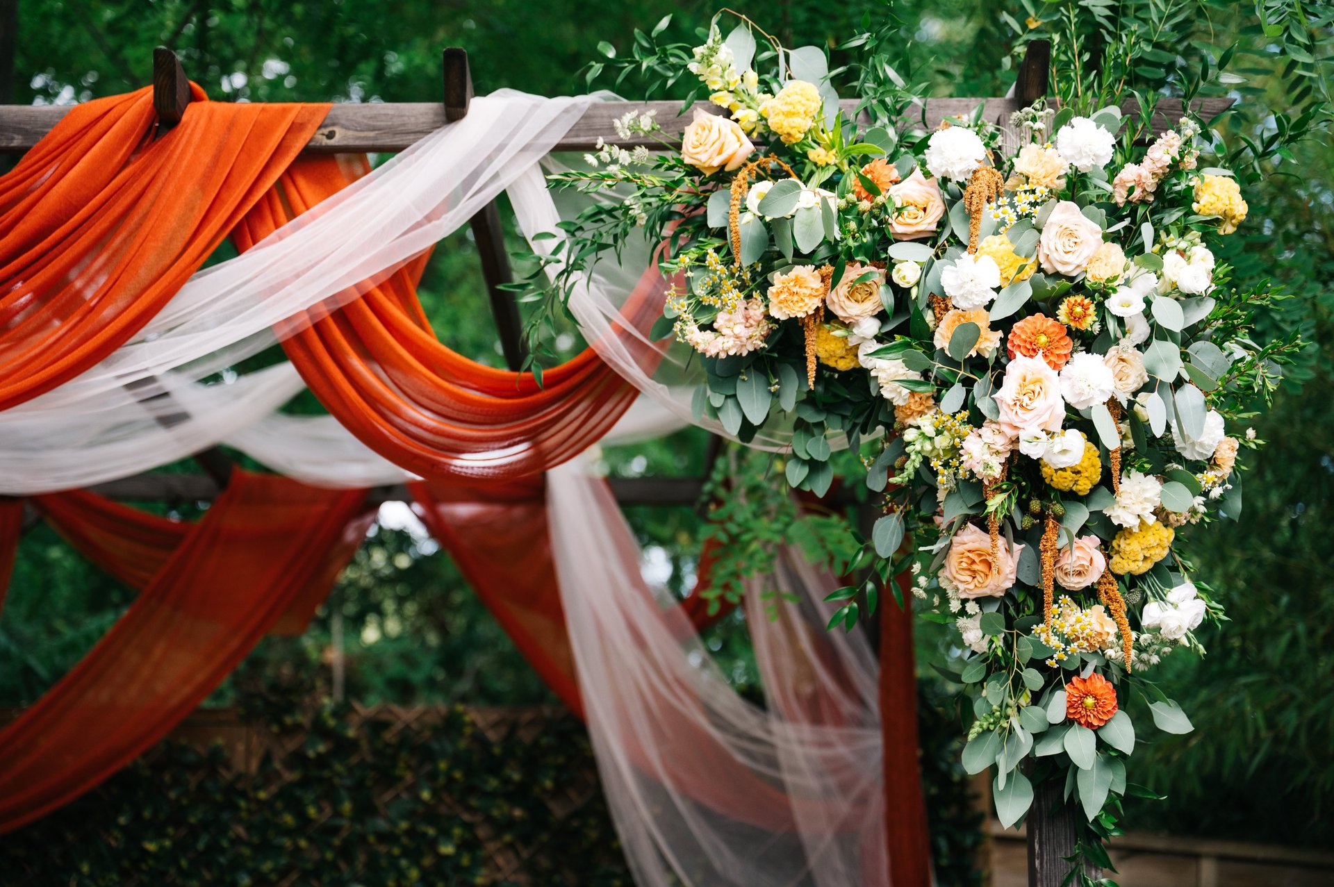 arche fleurie avec voilages