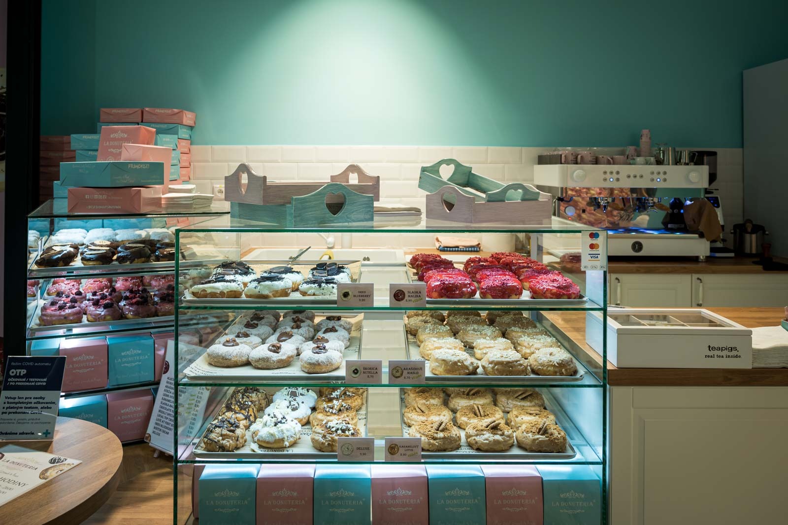 Donutería en Bratislava mostrando vitrina con donuts y pasteles variados, repostería artesanal