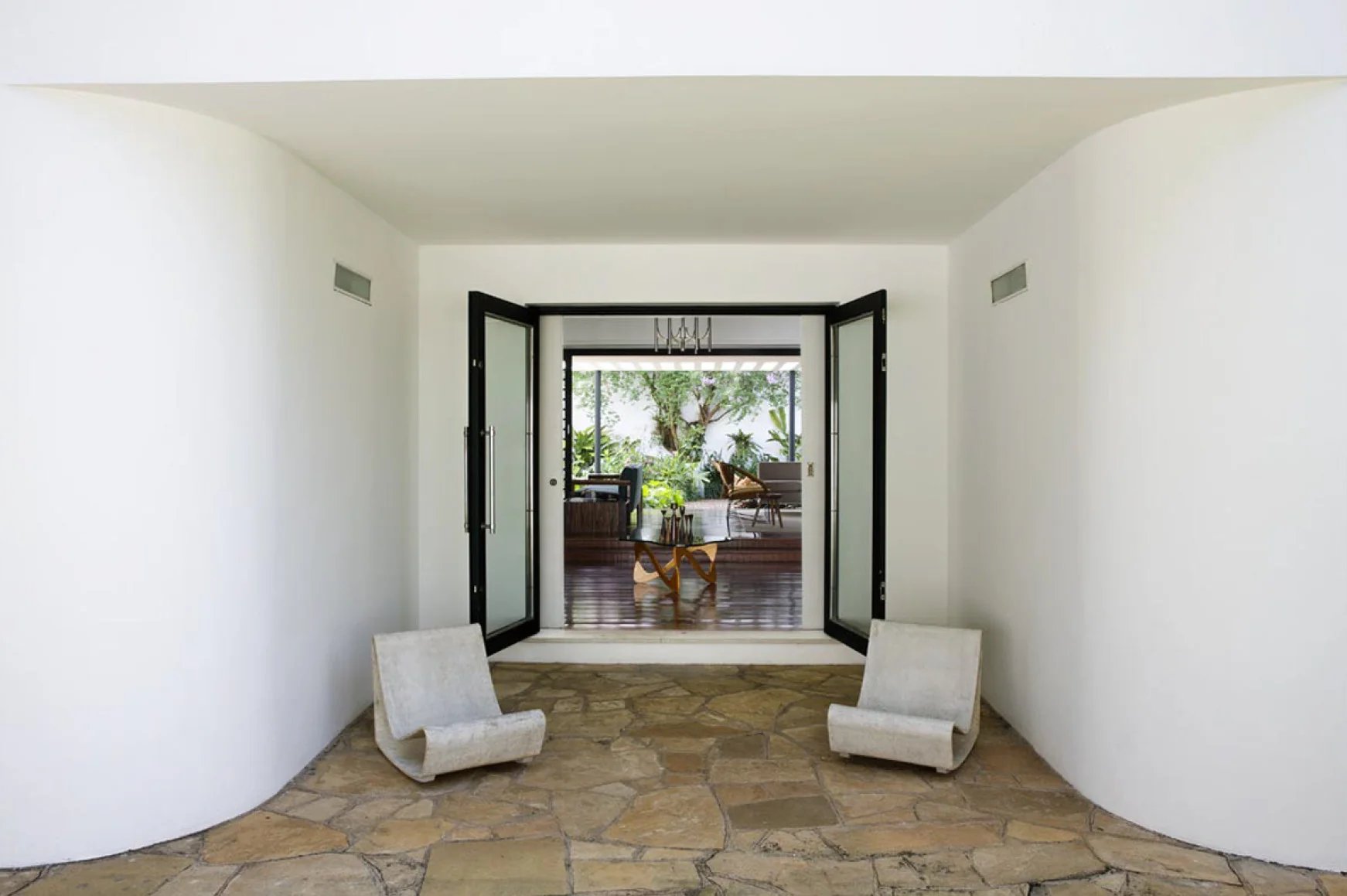 APARTAMENTO 61 É UMA GALERIA QUE TRABALHA COM PEÇAS DOS MAIORES DESIGNERS BRASILEIROS