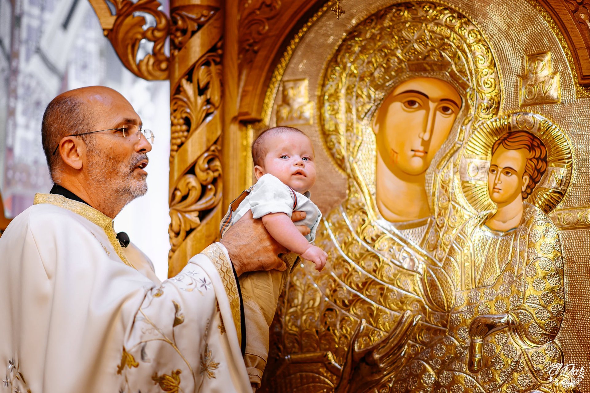 Fotograf Botez Bucuresti - sedinta foto biserica vatra luminoasa