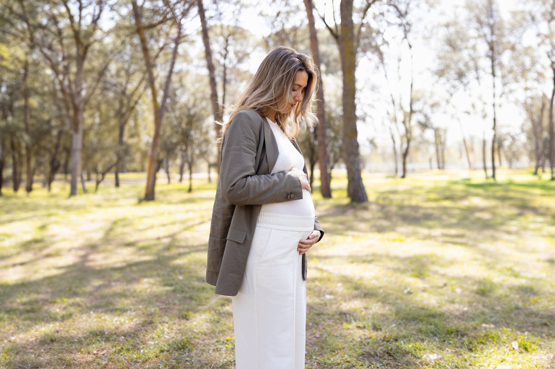 Sessió de fotos d'embaràs a Girona amb una dona embarassada en un entorn natural exterior