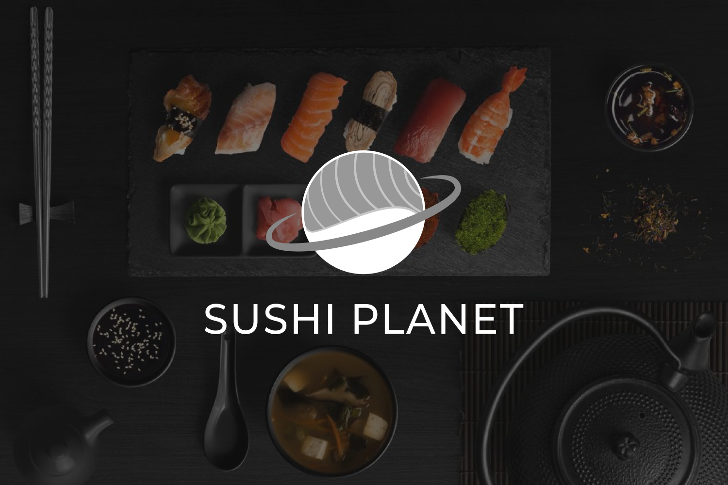 Logotype Sushi Planet avec sushi, baguette sur une table noir en arrière plan 