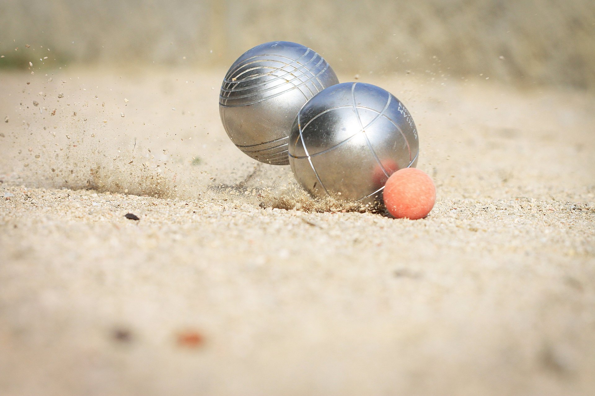 2 boules de pétanque qui font un carreau