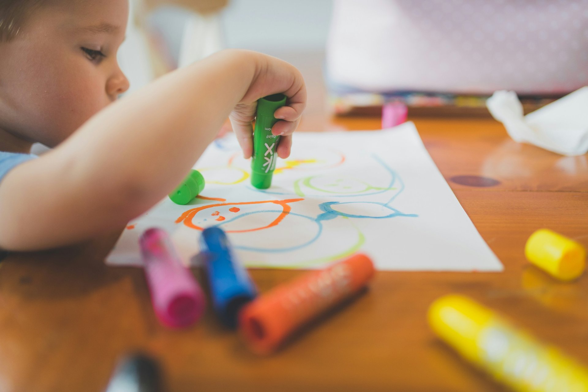 Cours de dessin enfant, couleur, feutre, créativité