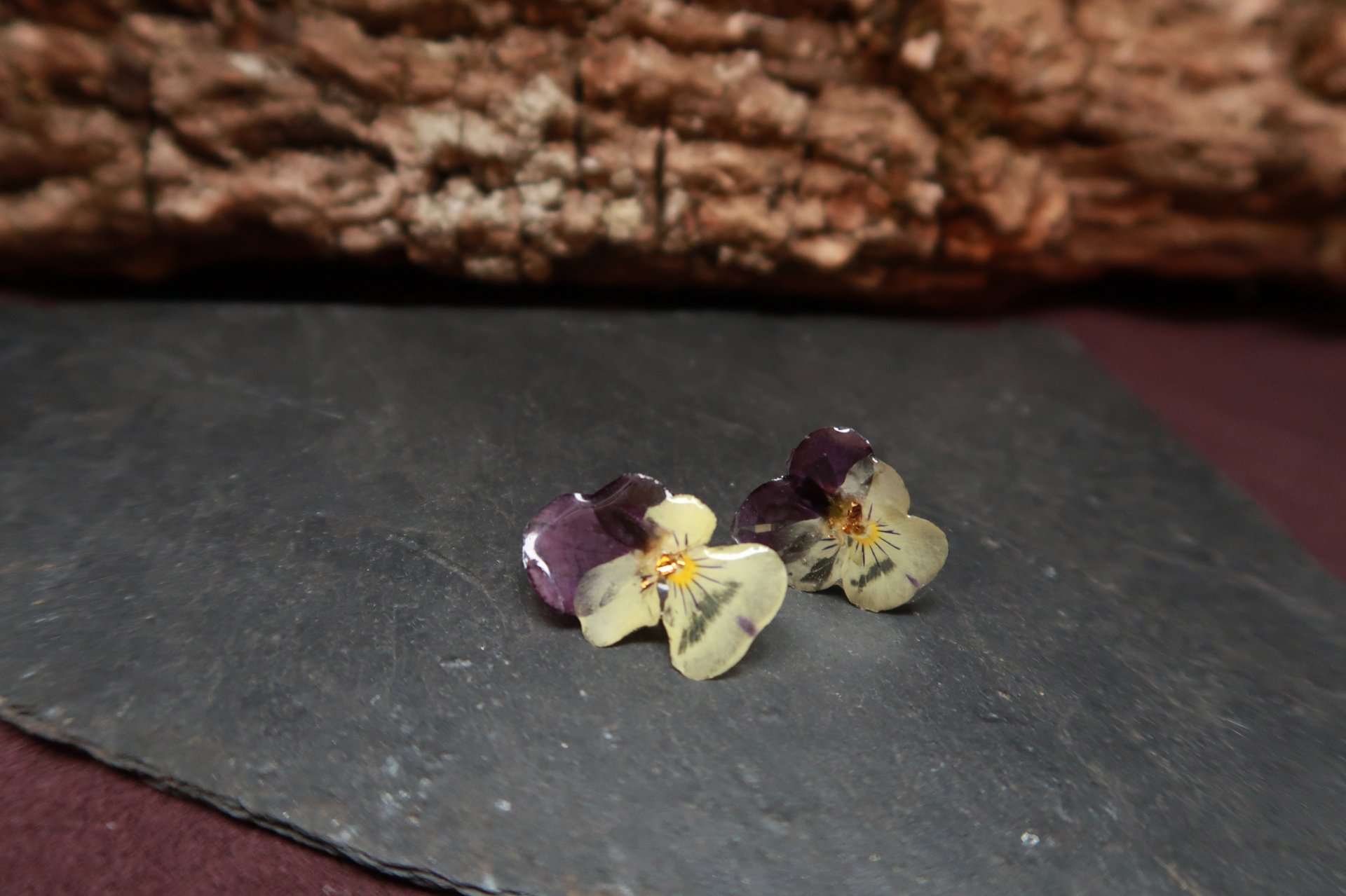 boucles d'oreilles en fleurs de pensées, résine et feuille d'or fabriquées à la main en Bourgogne