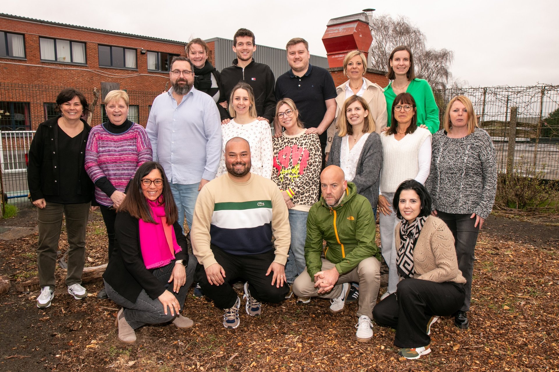 équipe pédagogique posant lors des photos d'école