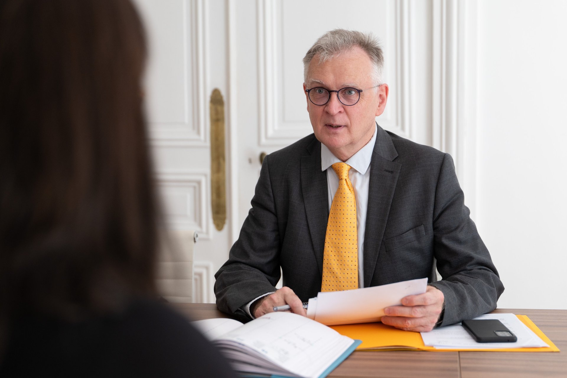 Maître Charles-Édouard Mauger dans son cabinet à Paris