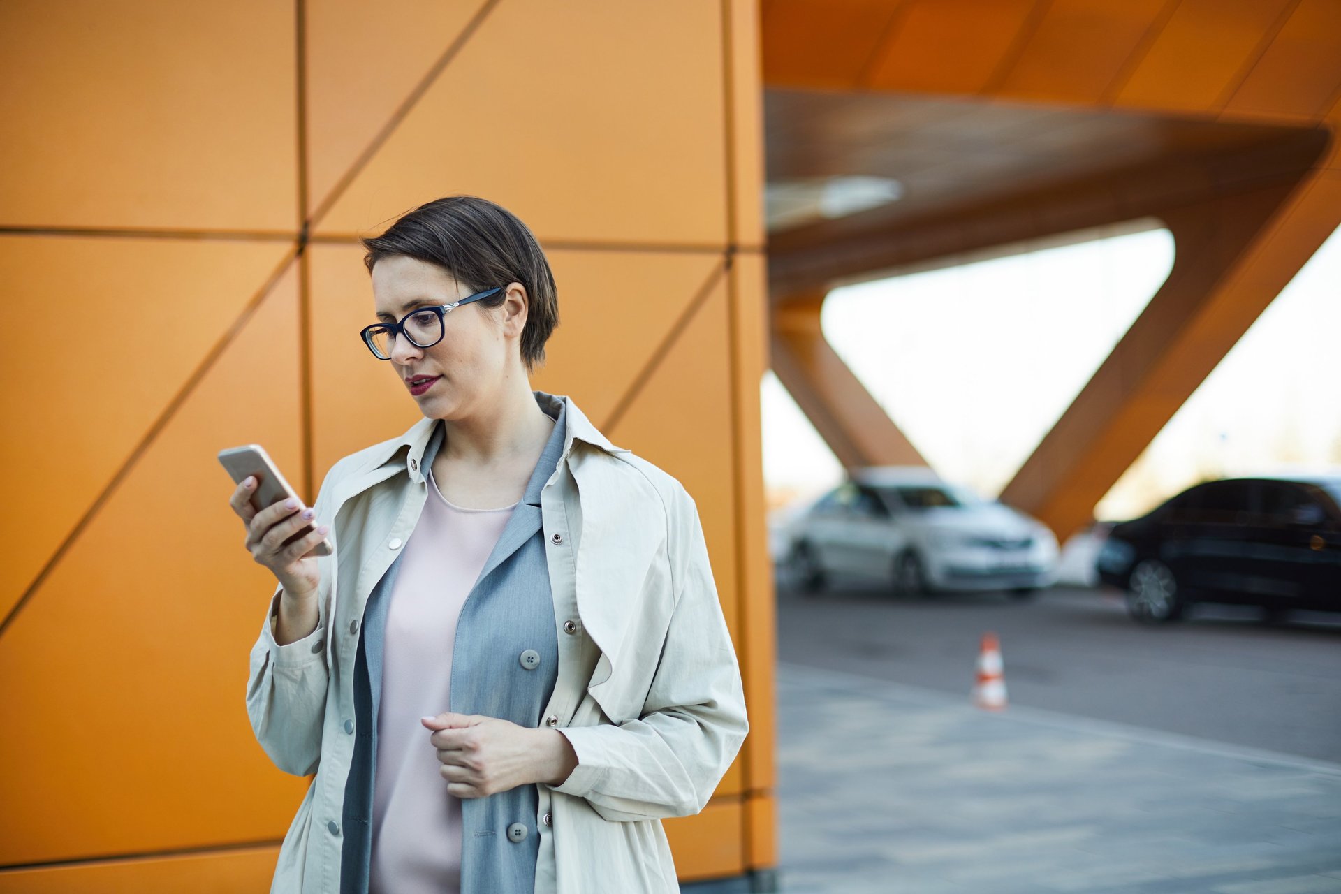 pessoa consultando o celular durante deslocamento urbano ao chegar a um destino
