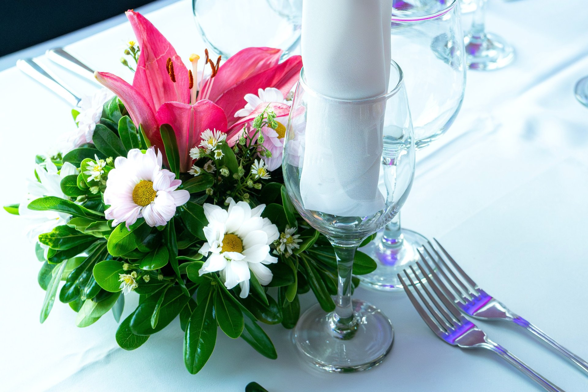 Mesa de evento con arreglos florales