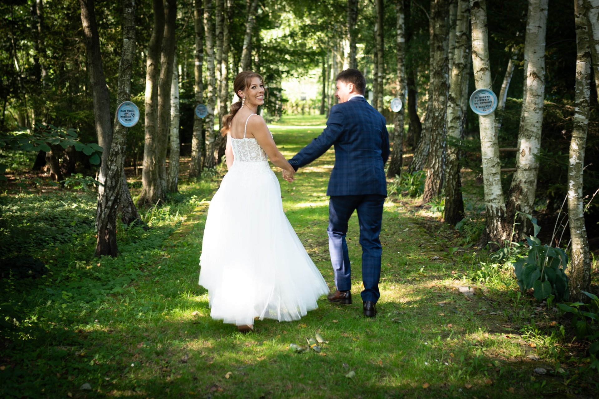 Para ślubna podczas sesji plenerowej, fotografia ślubna na świeżym powietrzu