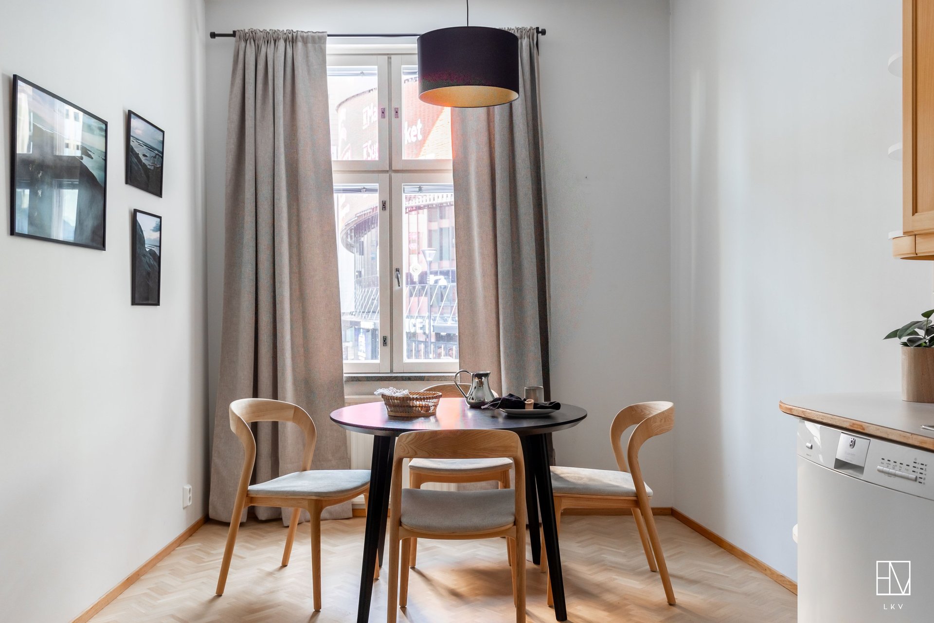 Keittiön ruokailupöytä