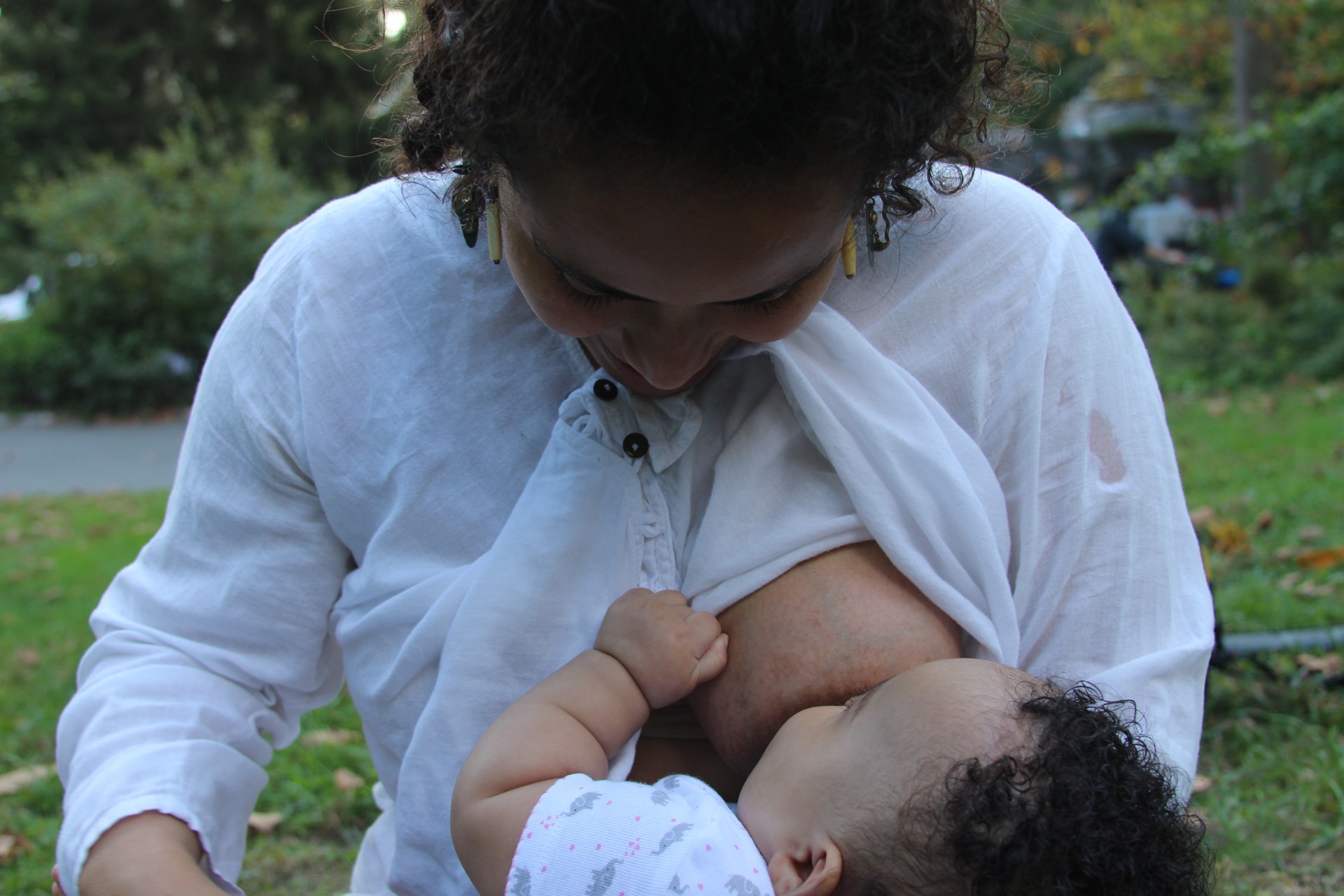 Iveth nursing her daughter