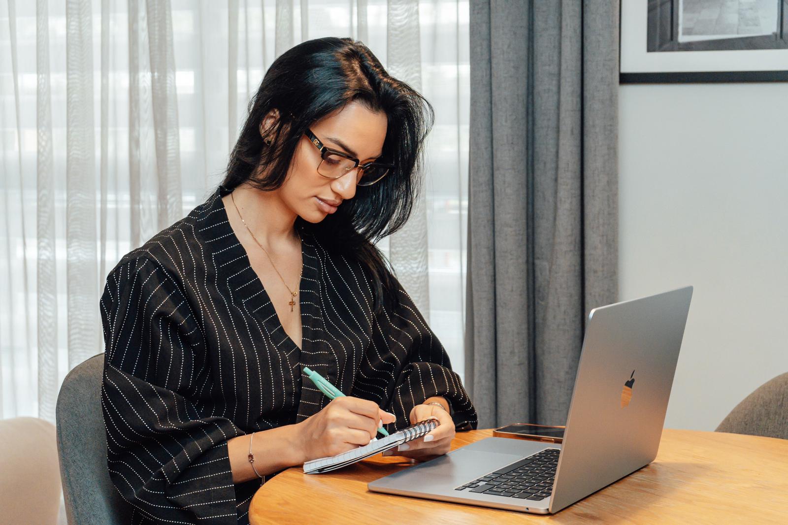 Ели Чобанова работа с клиенти онлайн