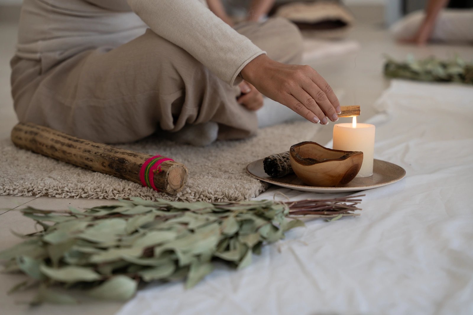 Ritual mit Palo Santo als Teil einer persönlichen 1:1 Begleitung und schamanischen Zeremonie.