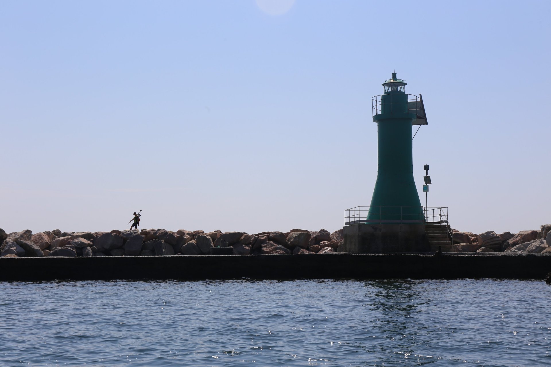 Paolo Corradeghini mentre cammina sulla diga foranea di La Spezia con un'antenna GNSS in mano
