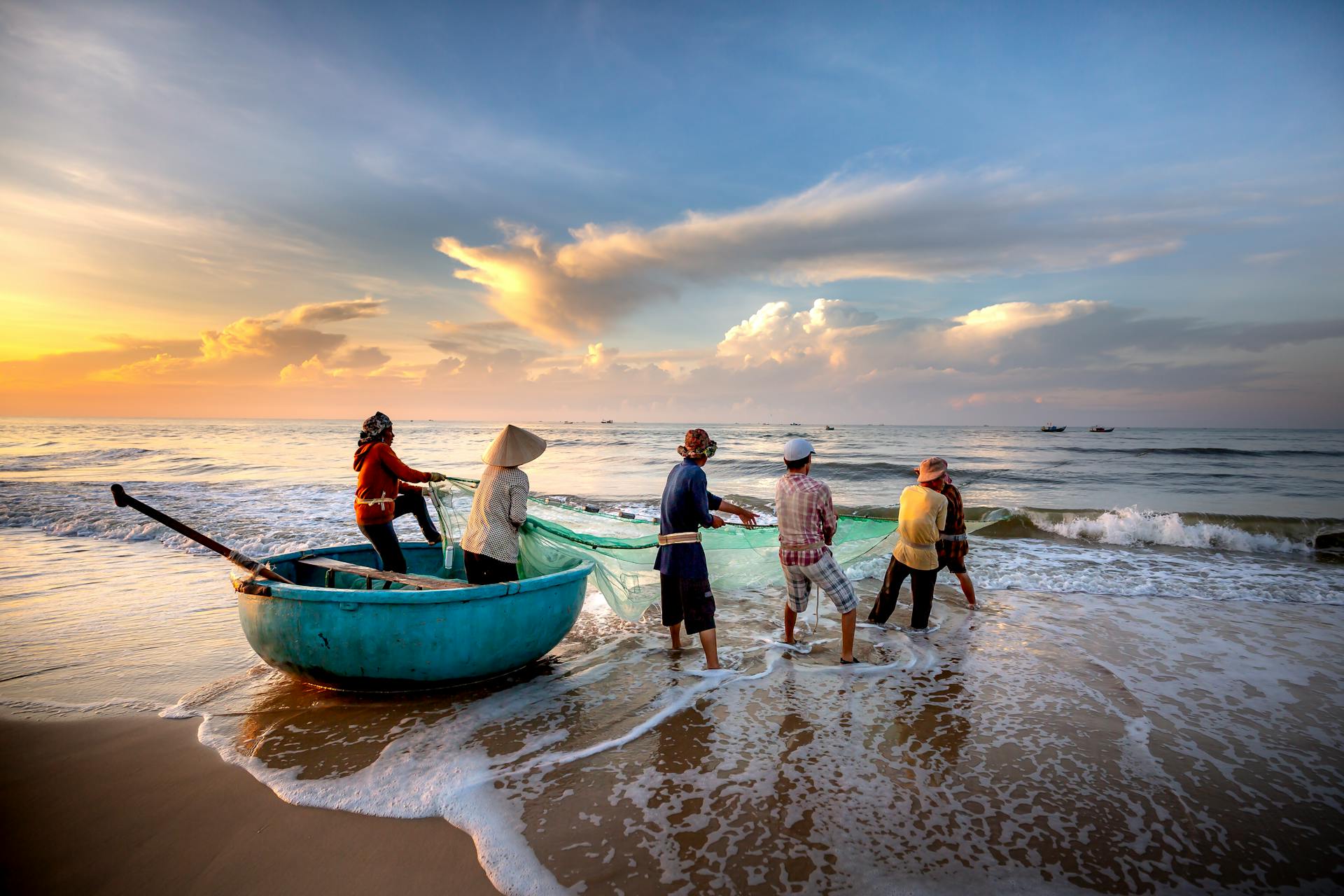 Morning fishing in Da Nang with nets and basket boat