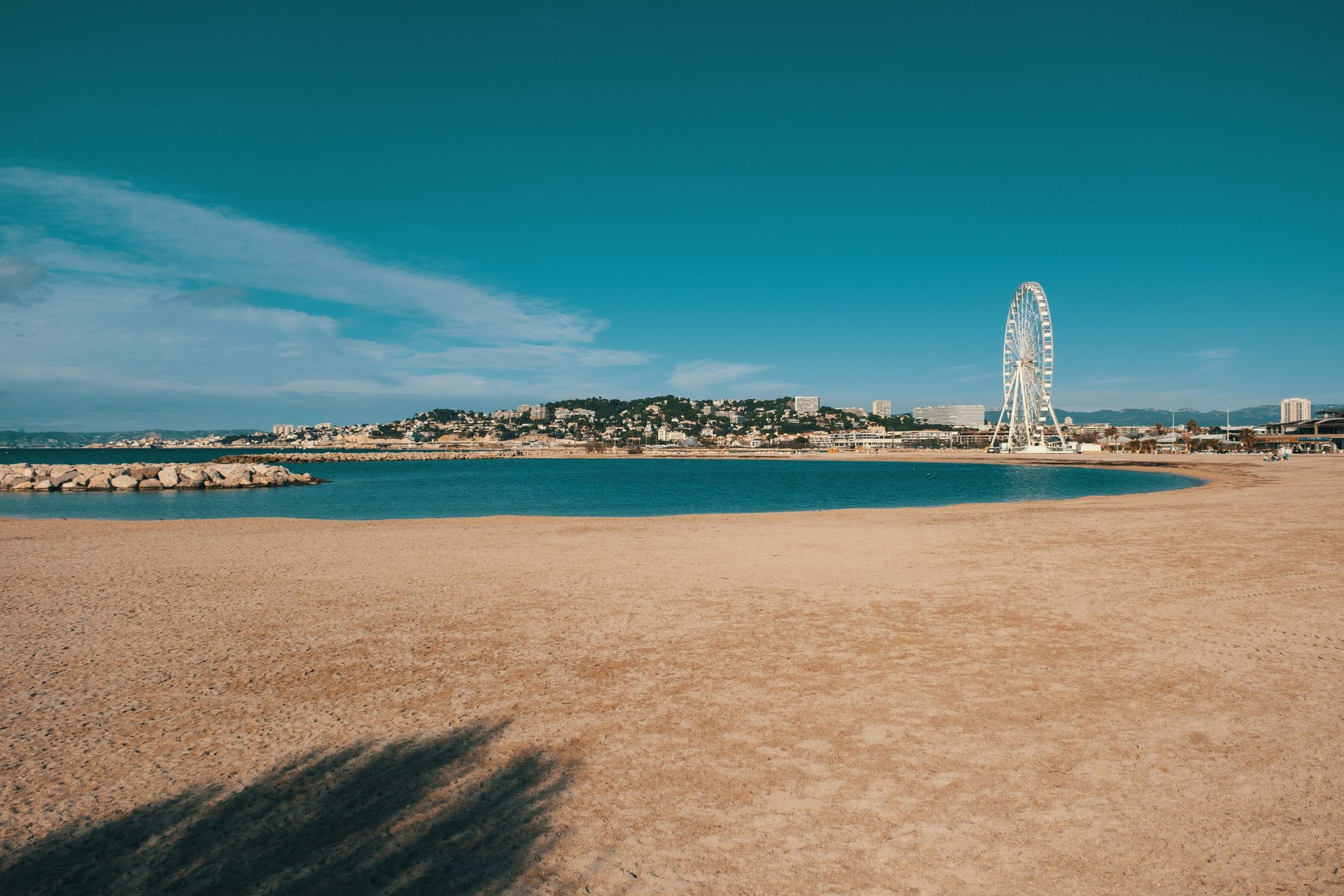 Plage Marseille grande roue ciel bleu