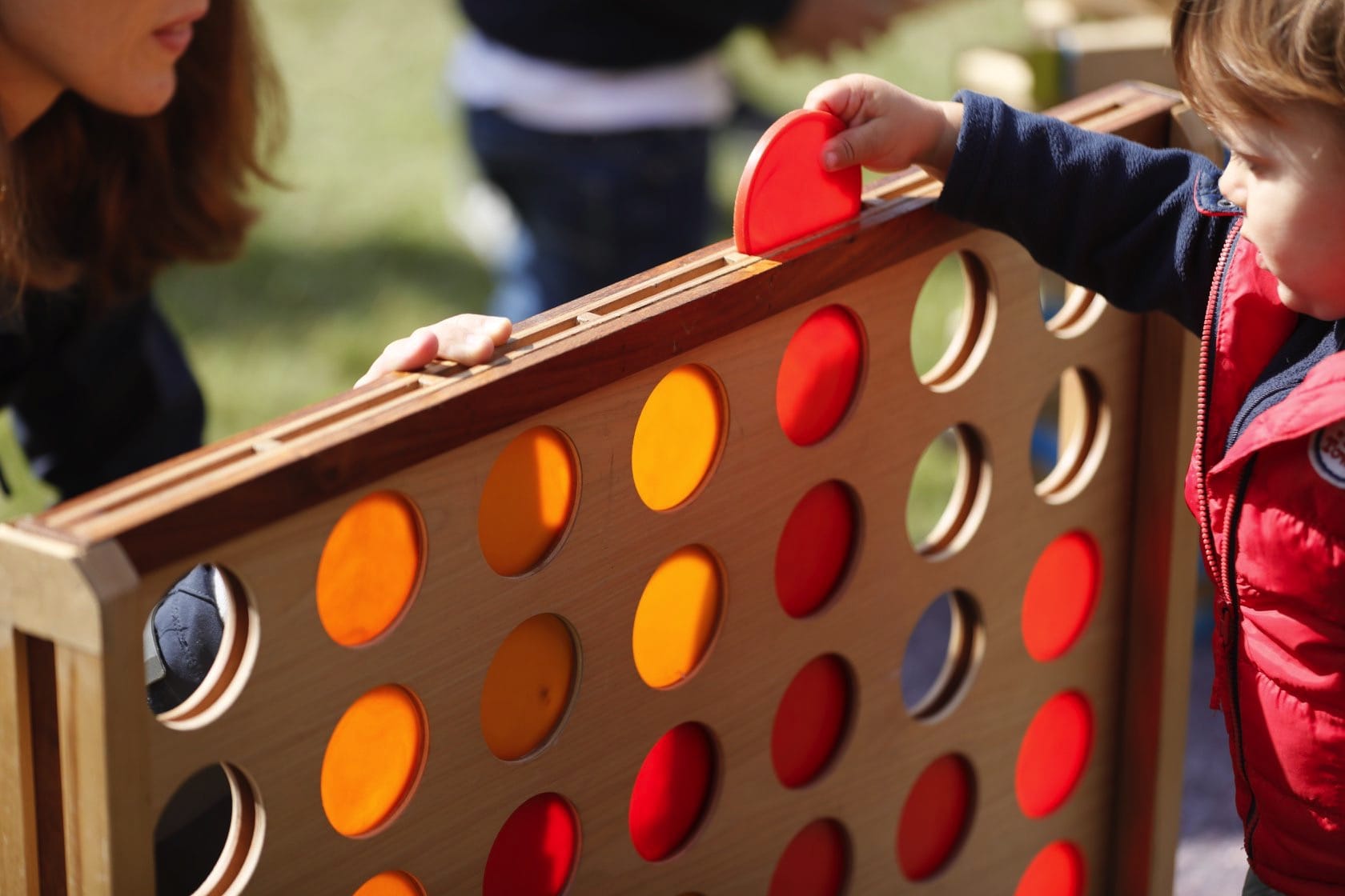 Enfant jouant à un grand jeu de société