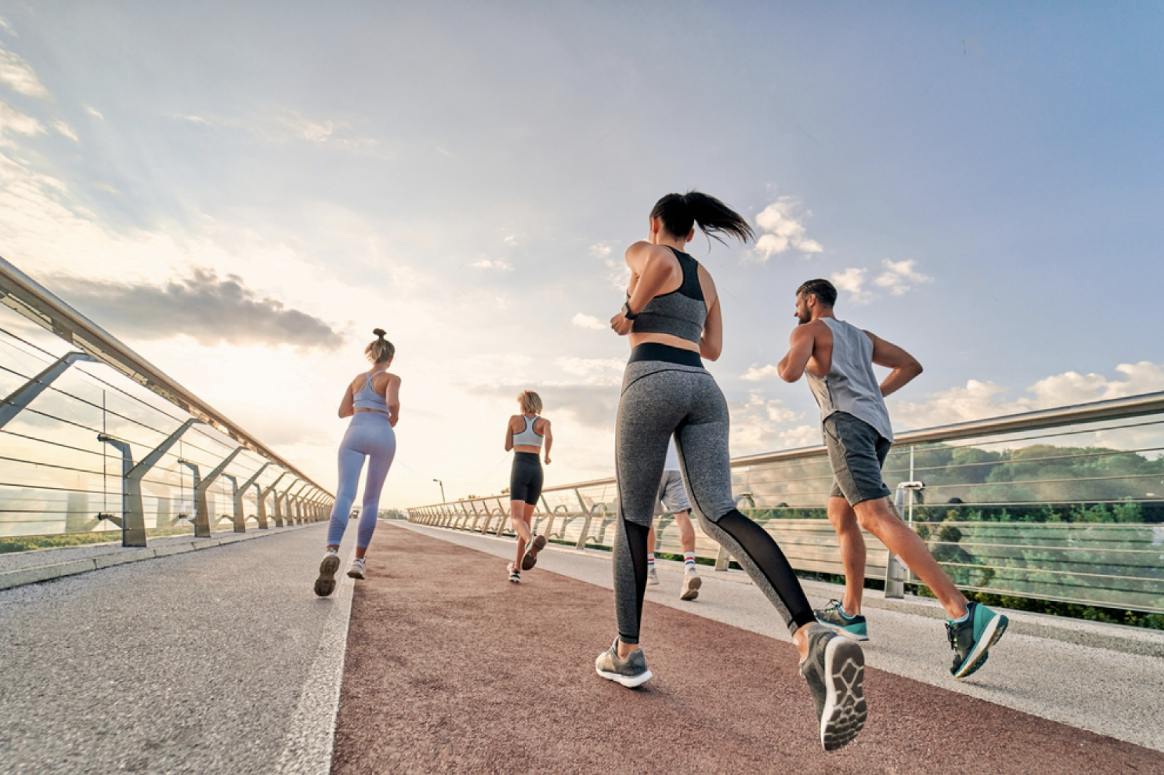 a group of people running on a bridge Textil-A