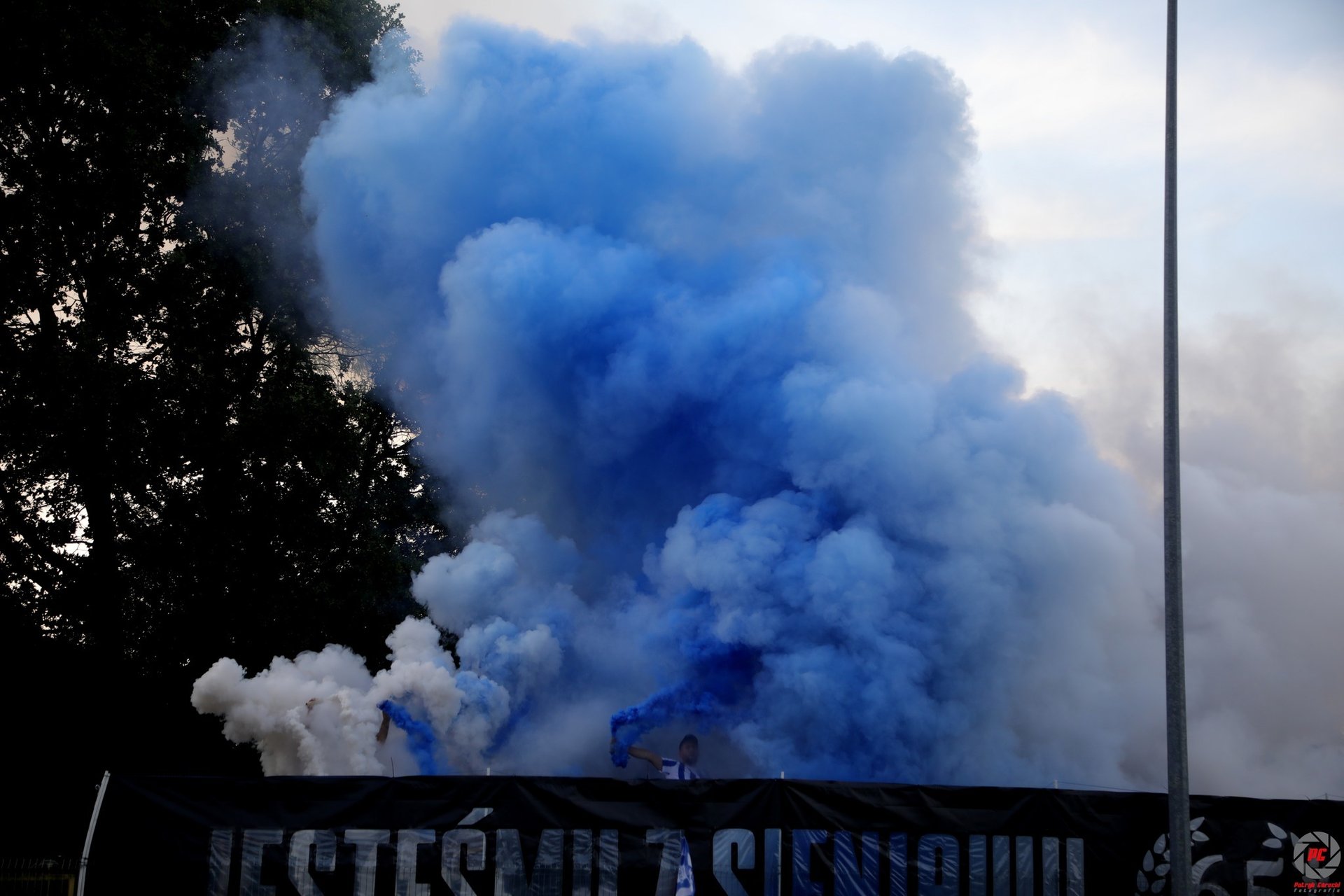 transparent stadion kibice race morskie swiece dymne