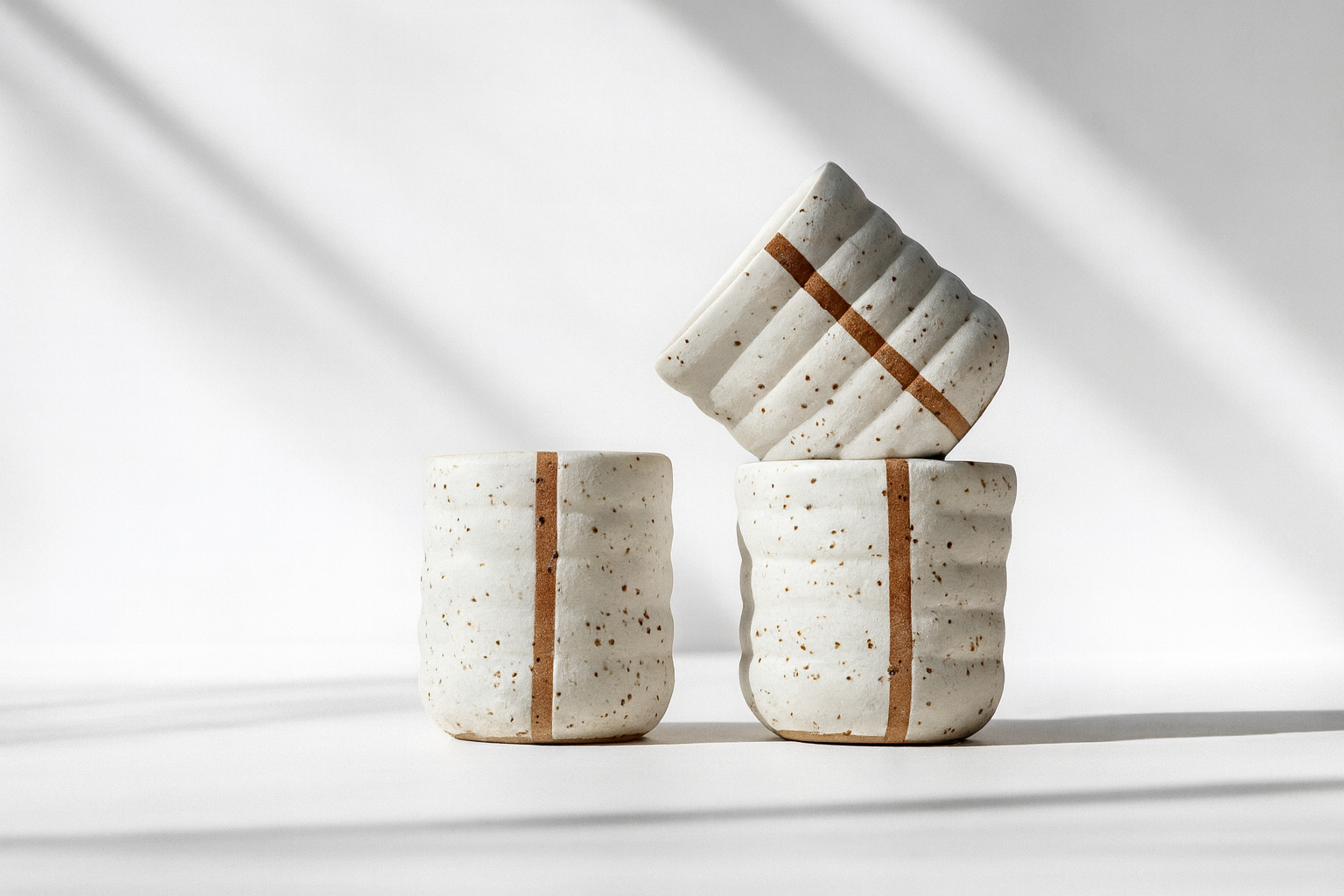 Gewellte Becher in weiß