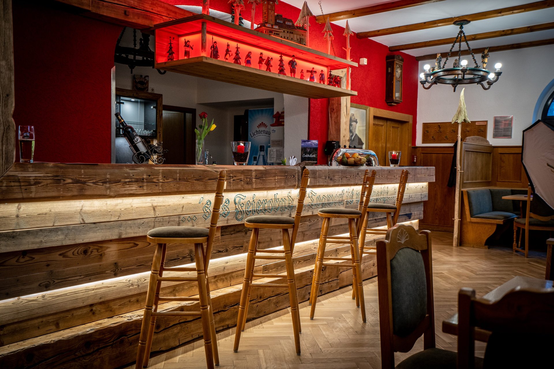 beleuchteter Barbereich mit rustikalen Holzbalken