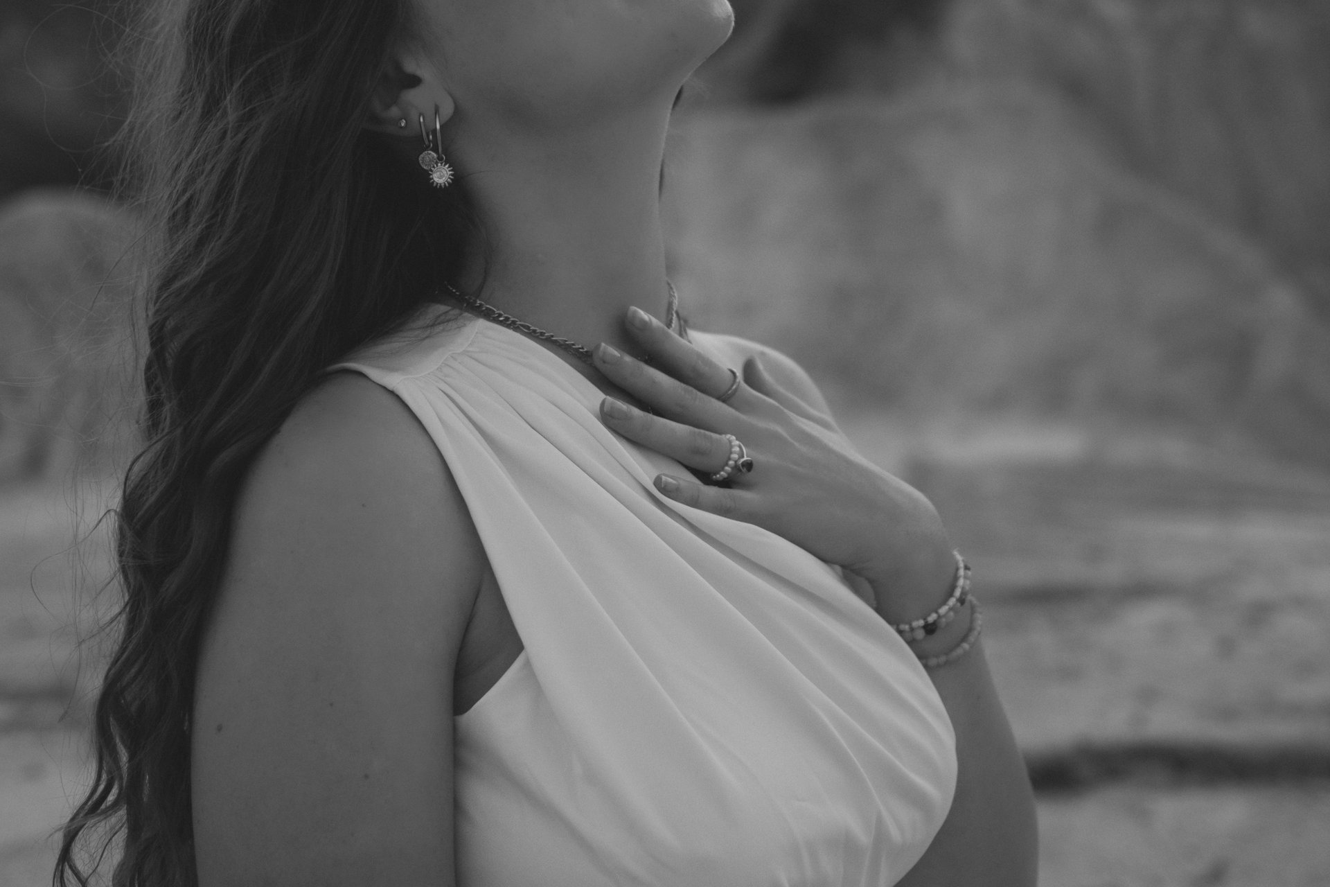 Frau legt Hand aufs Herz in achtsamem Moment