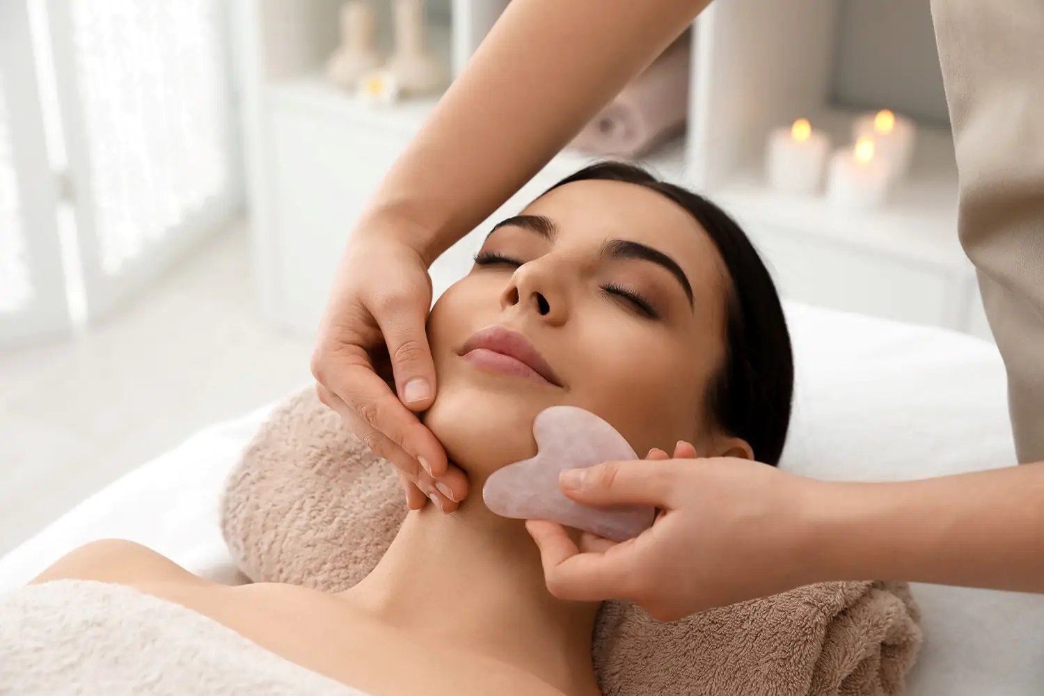 massage visage avec un guasha pour donner de l'éclat à la peau