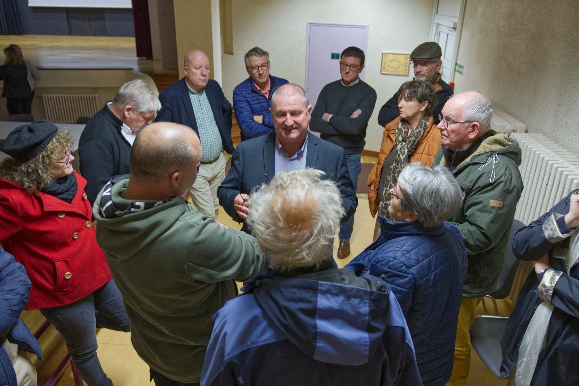 Échange entre le président de la communauté de communes et les habitants de Prétouville dans une sal
