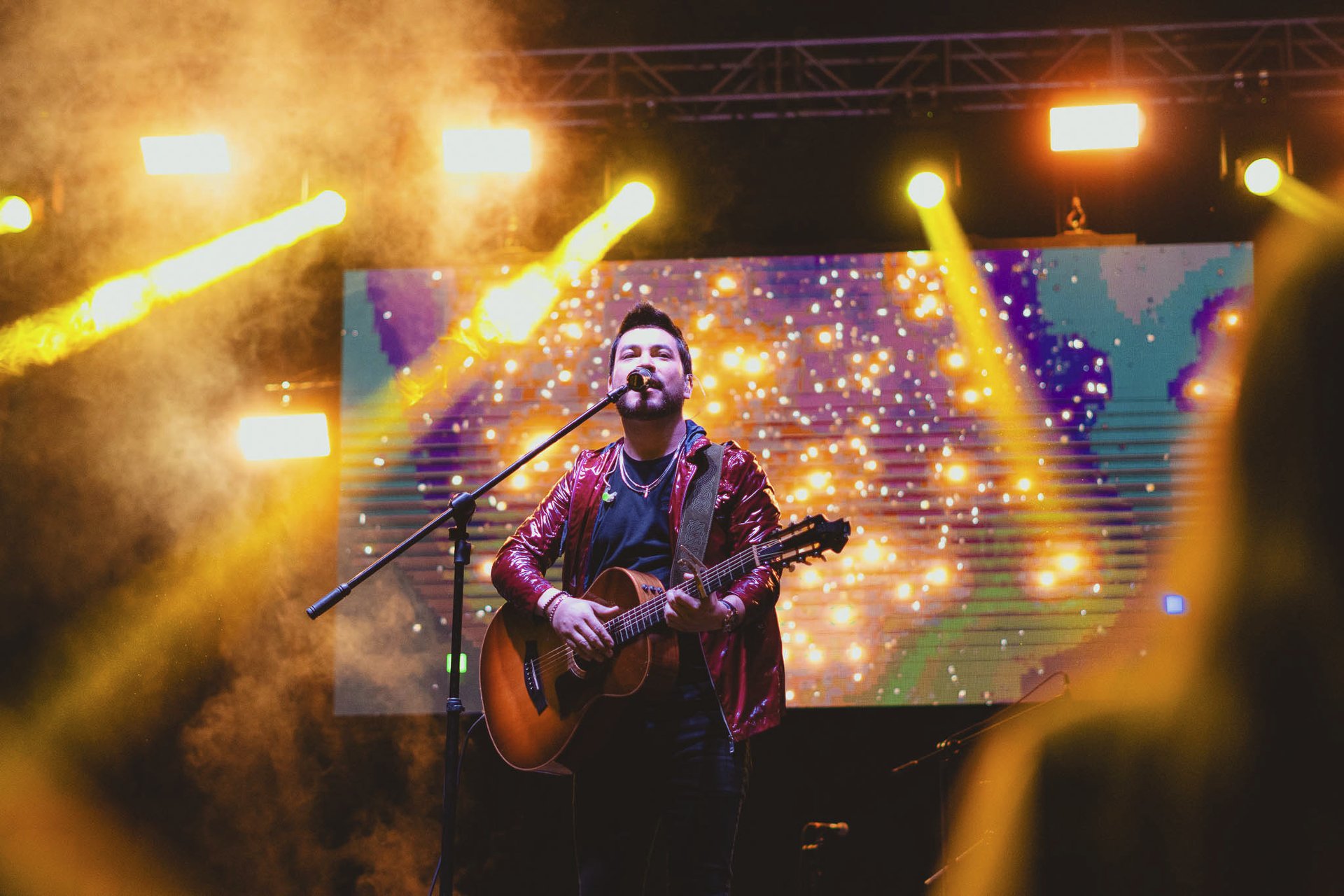 Fotógrafo profesional de eventos en Quito, Ecuador. Concierto CUMBAFEST concierto Daniel Páez luces amarillas en espectáculo