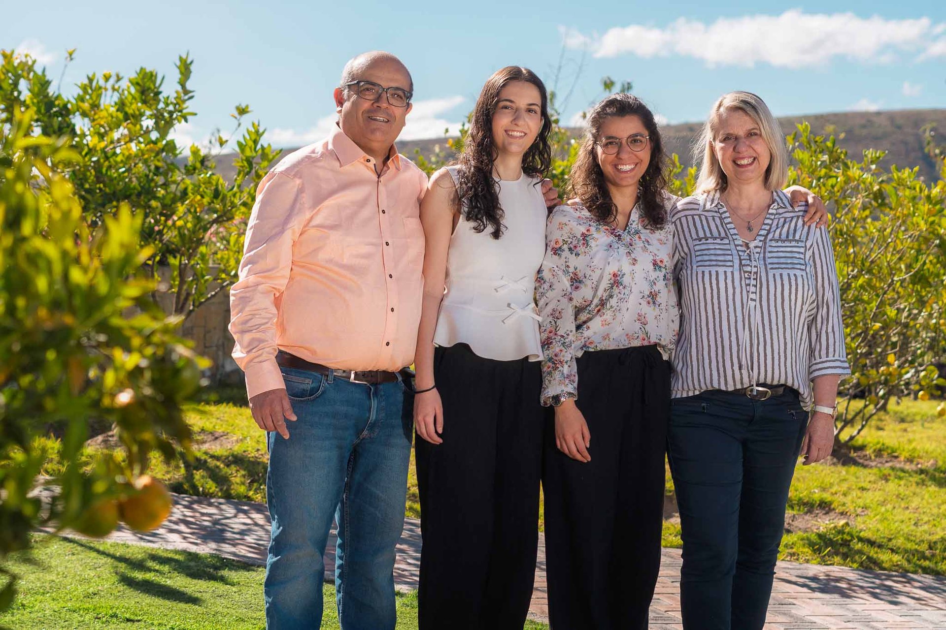 Sesión de fotos de retratos familiares en Quito, familia feliz en su casa