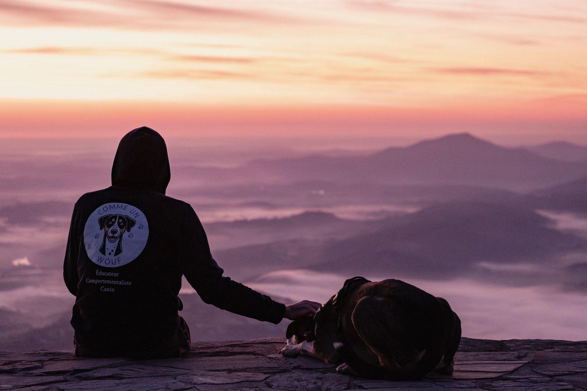 Éducateur canin et son chien au coucher de soleil au pays basque - Comme un Wouf