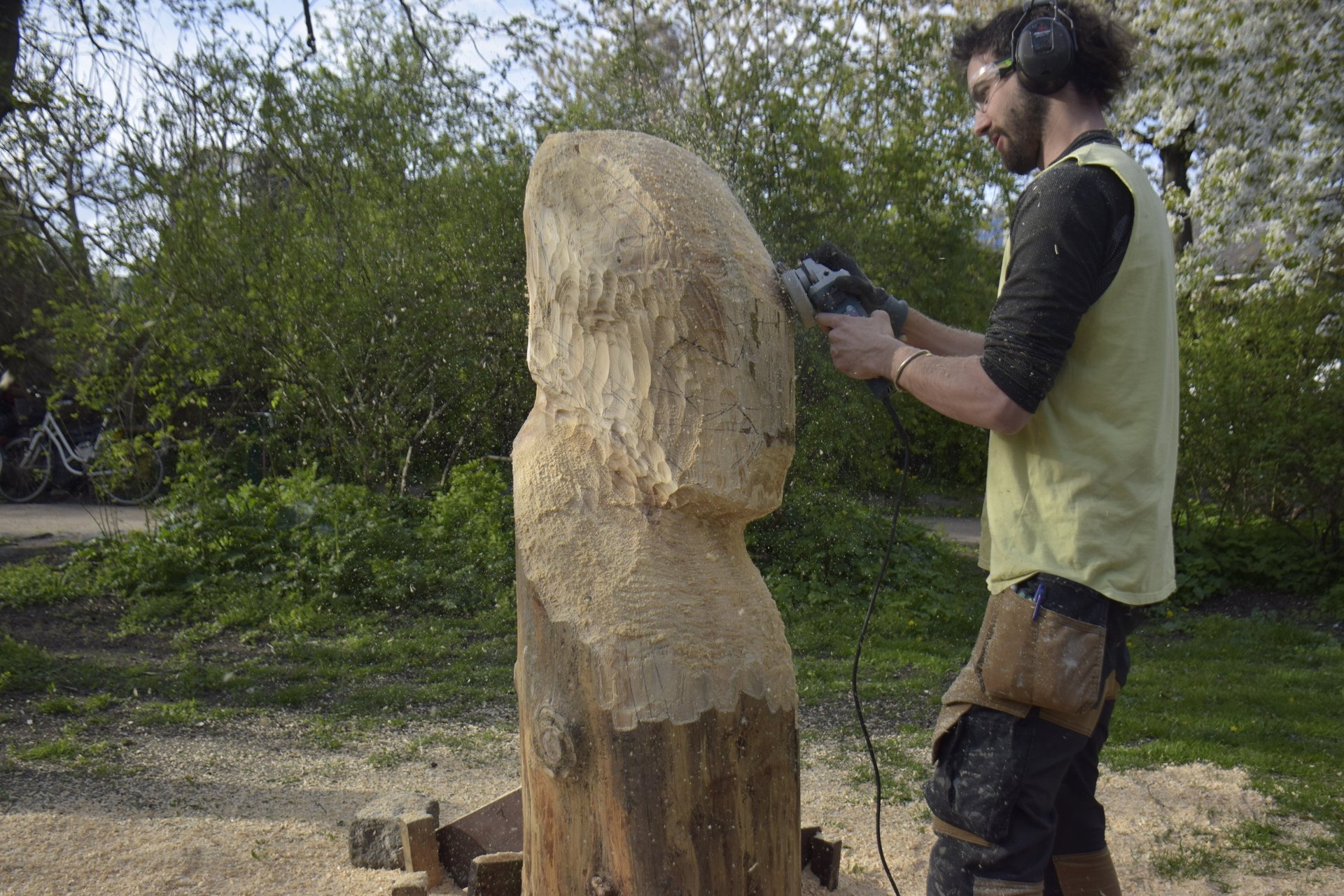SANCHO SCULPTURE TALLANDO MADERA