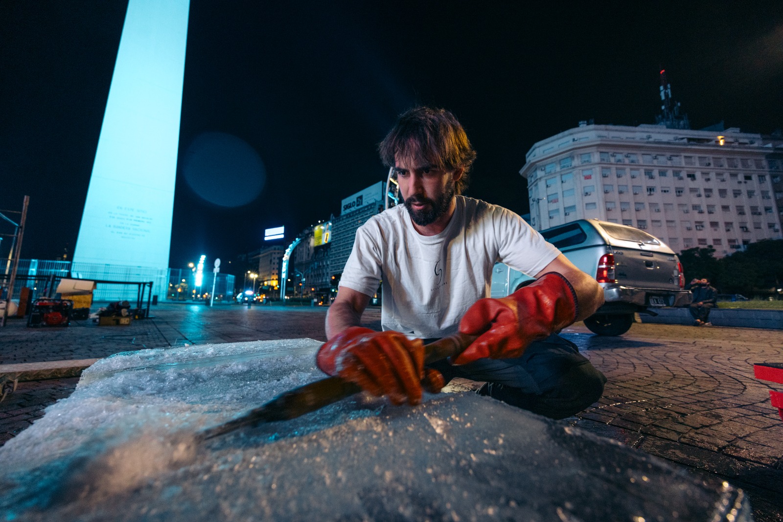 sancho sculpture tallando hielo en el obelisco de buenos aires de fondo de noche
