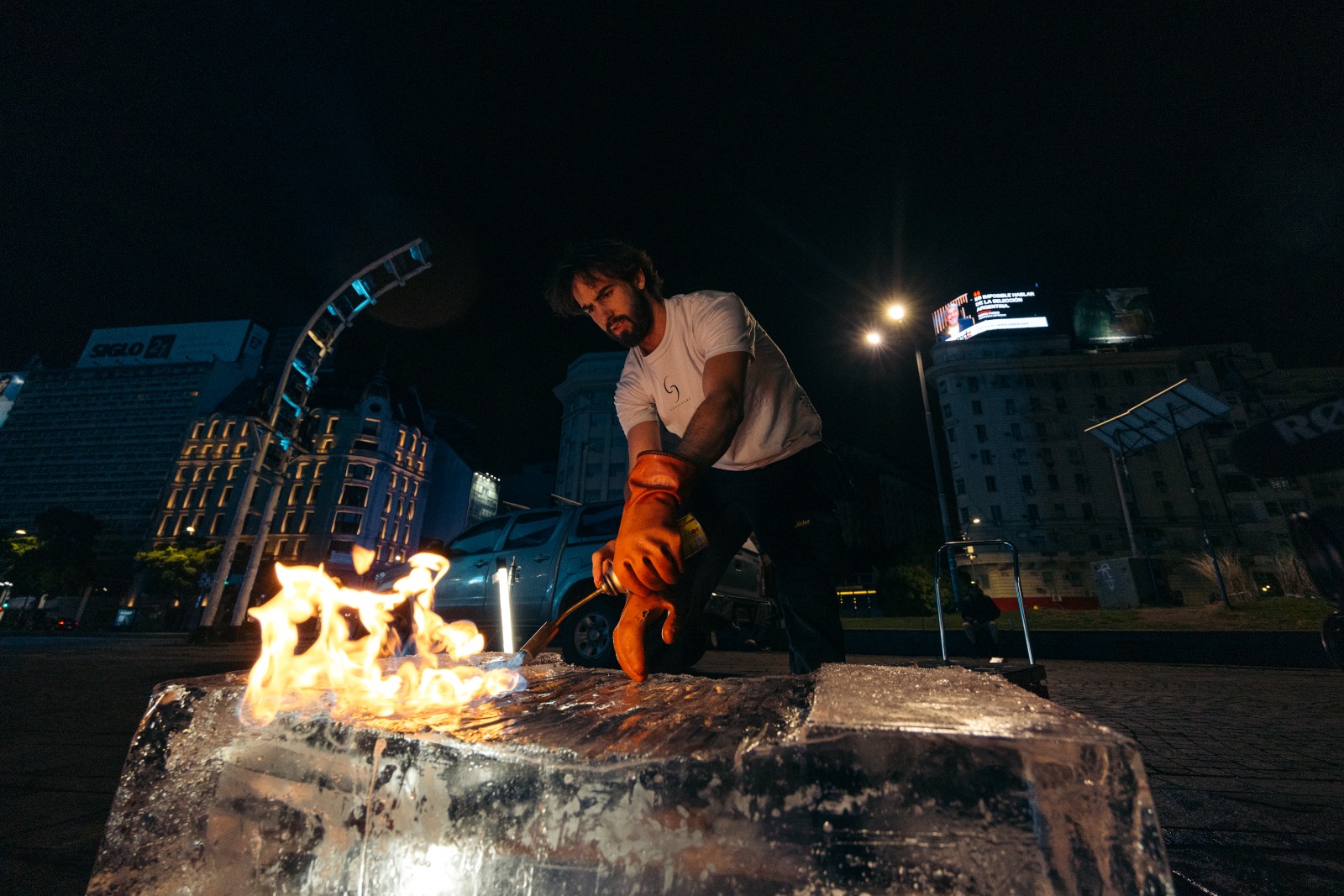 sancho sculpture en el obelisco de buenos aires con fuego tirandole al hielo para una activacion