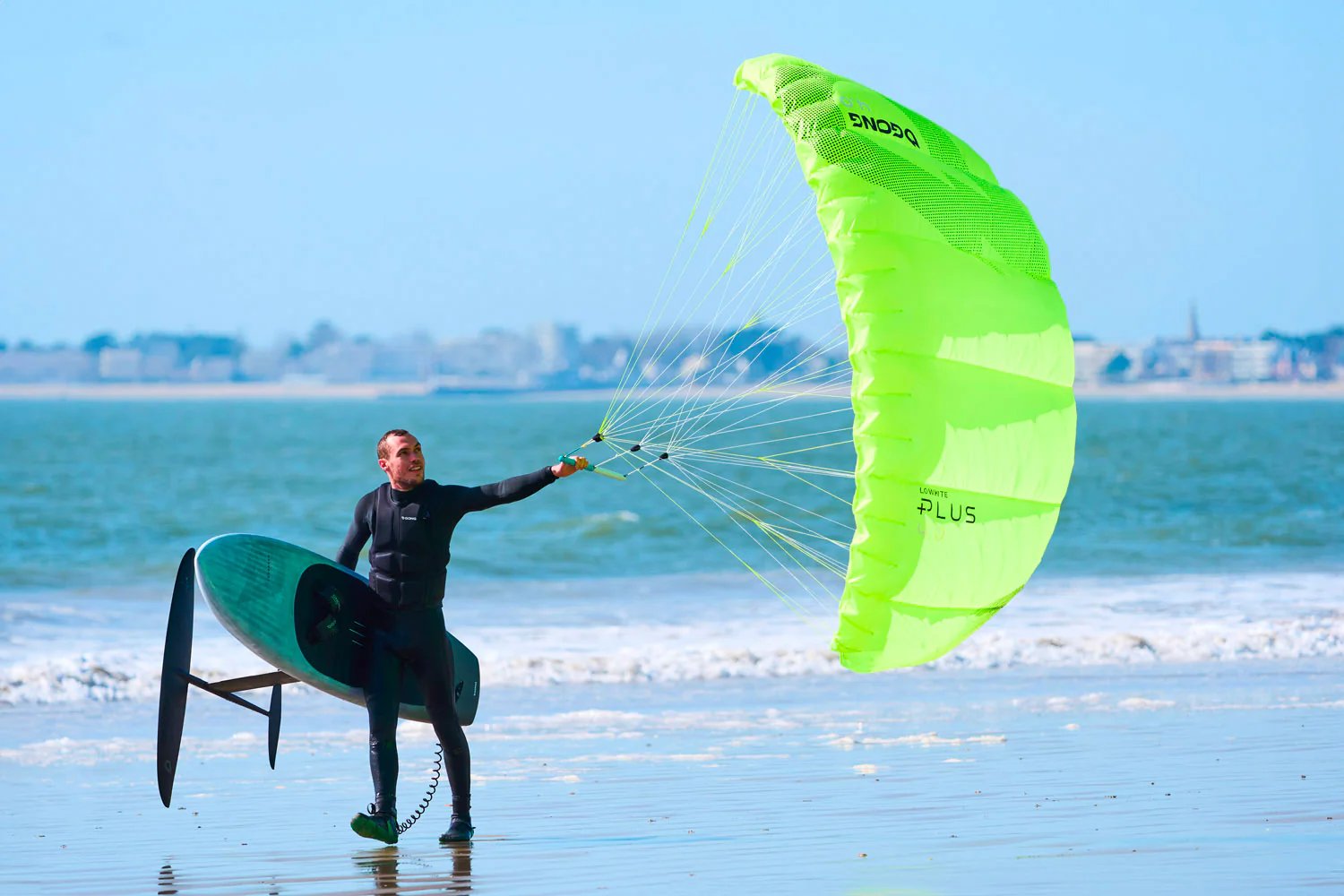 Instruktorius ir mokinys aptaria pažengusiųjų wing foil technikas