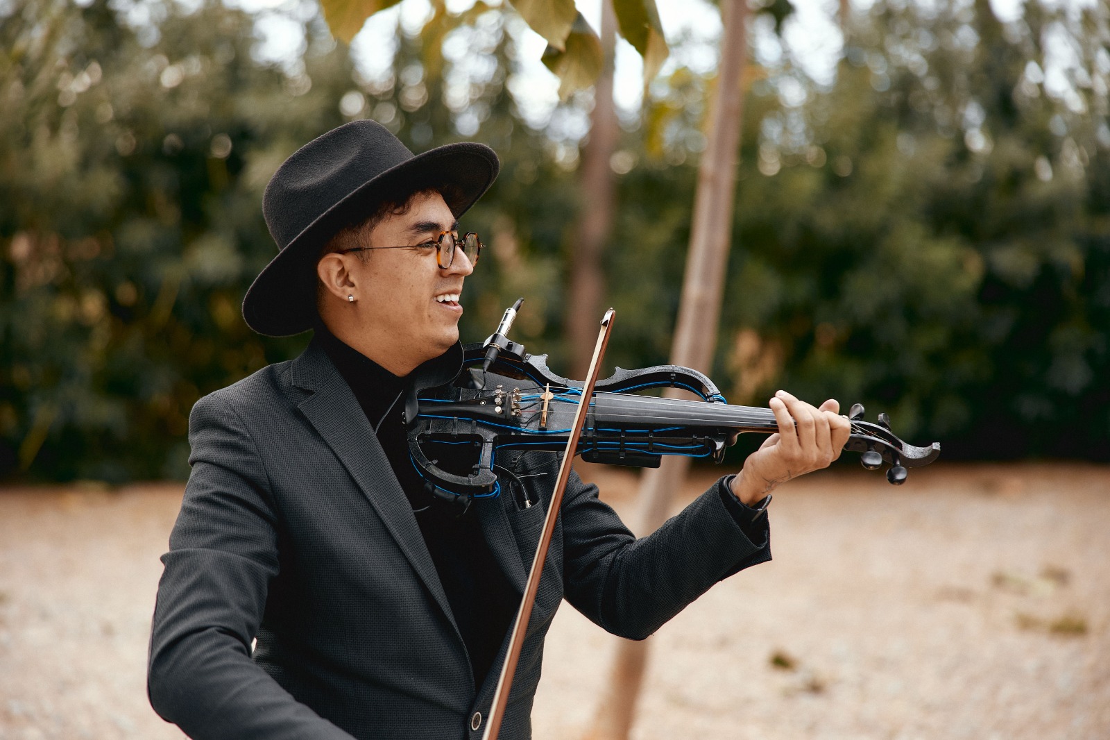 Mauro Ruiz tocando violín Eléctrico  en ceremonia de boda exclusiva en Valencia y España.