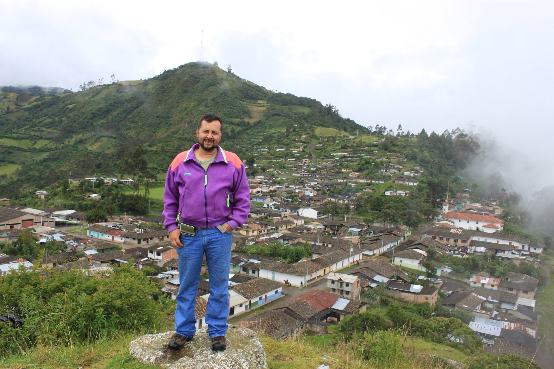 Orlando Feliciano en rescate de Tremarctos ornatus en comunidad andina, Colombia