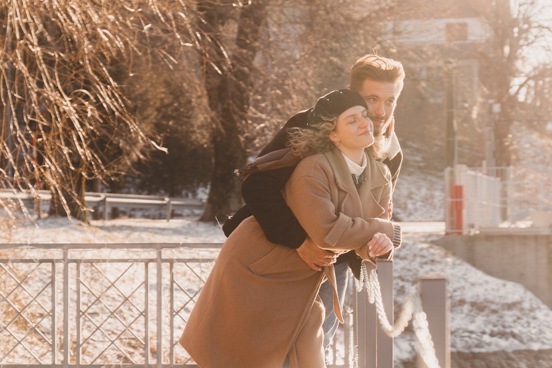fotografija mladog zaljubljenog para za vrijeme zlatnog sata