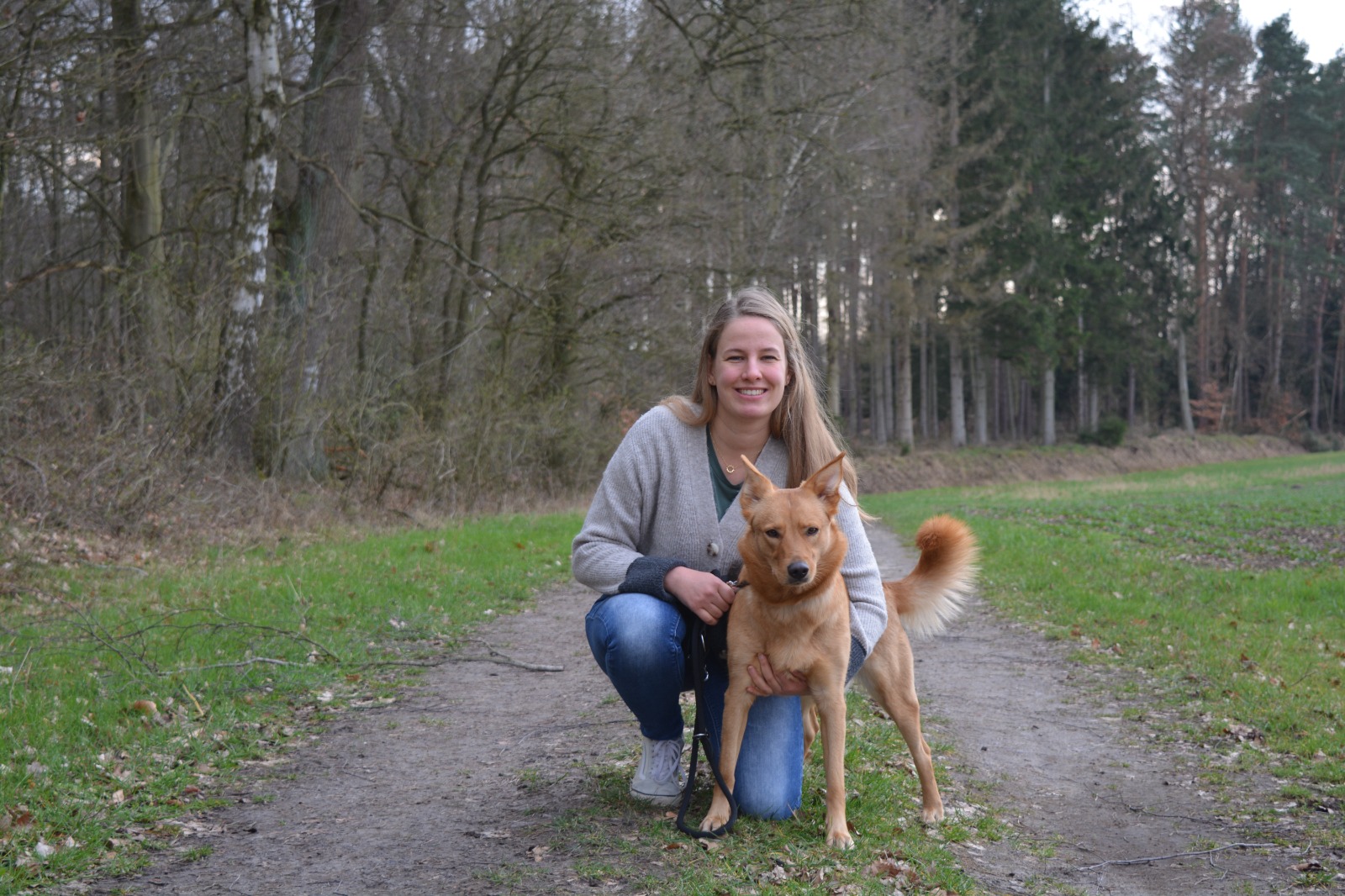 Alena mit ihrer Hündin Luna