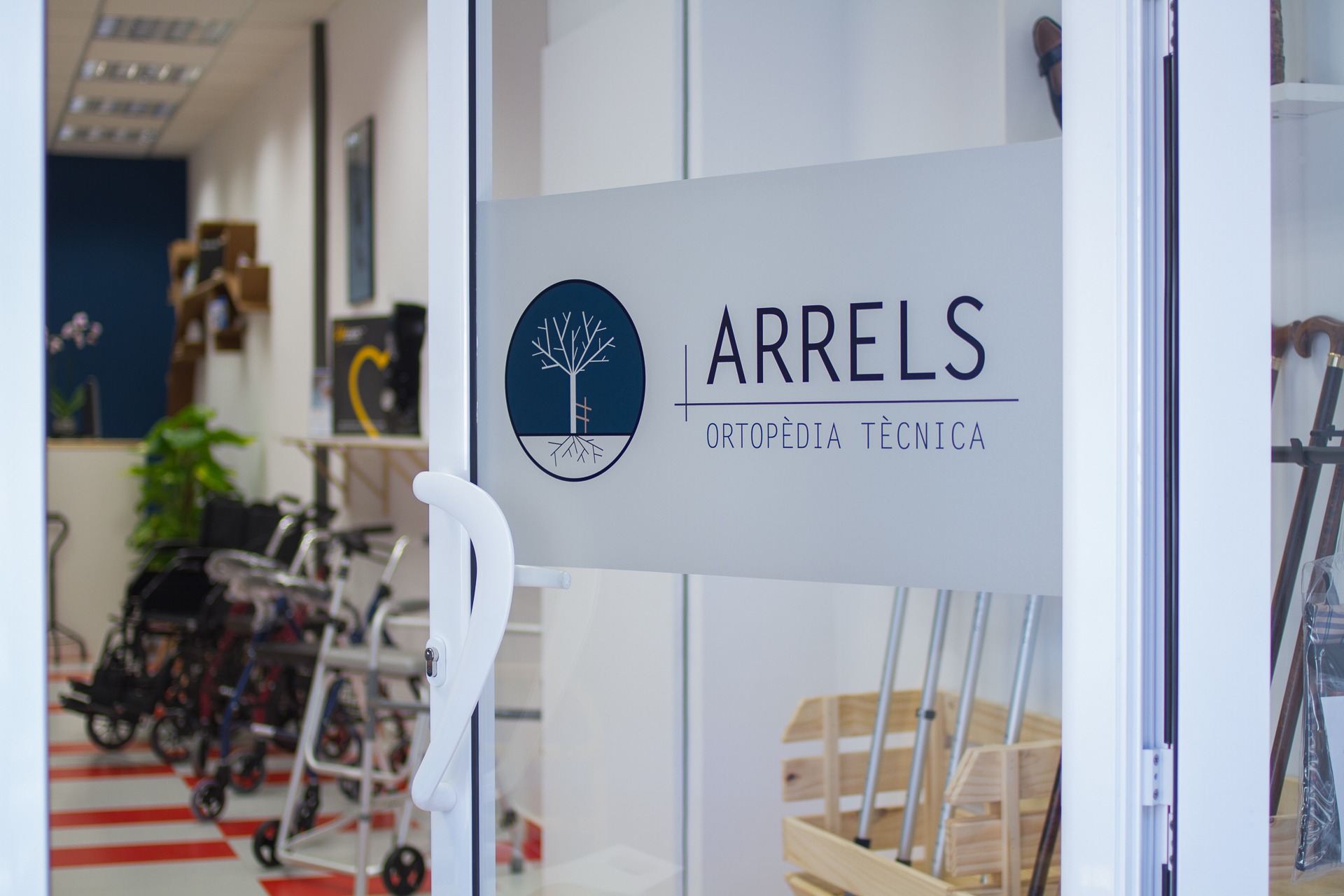 Diseño gráfico para arrels ortopedia con vinilo impresión identidad gráfica