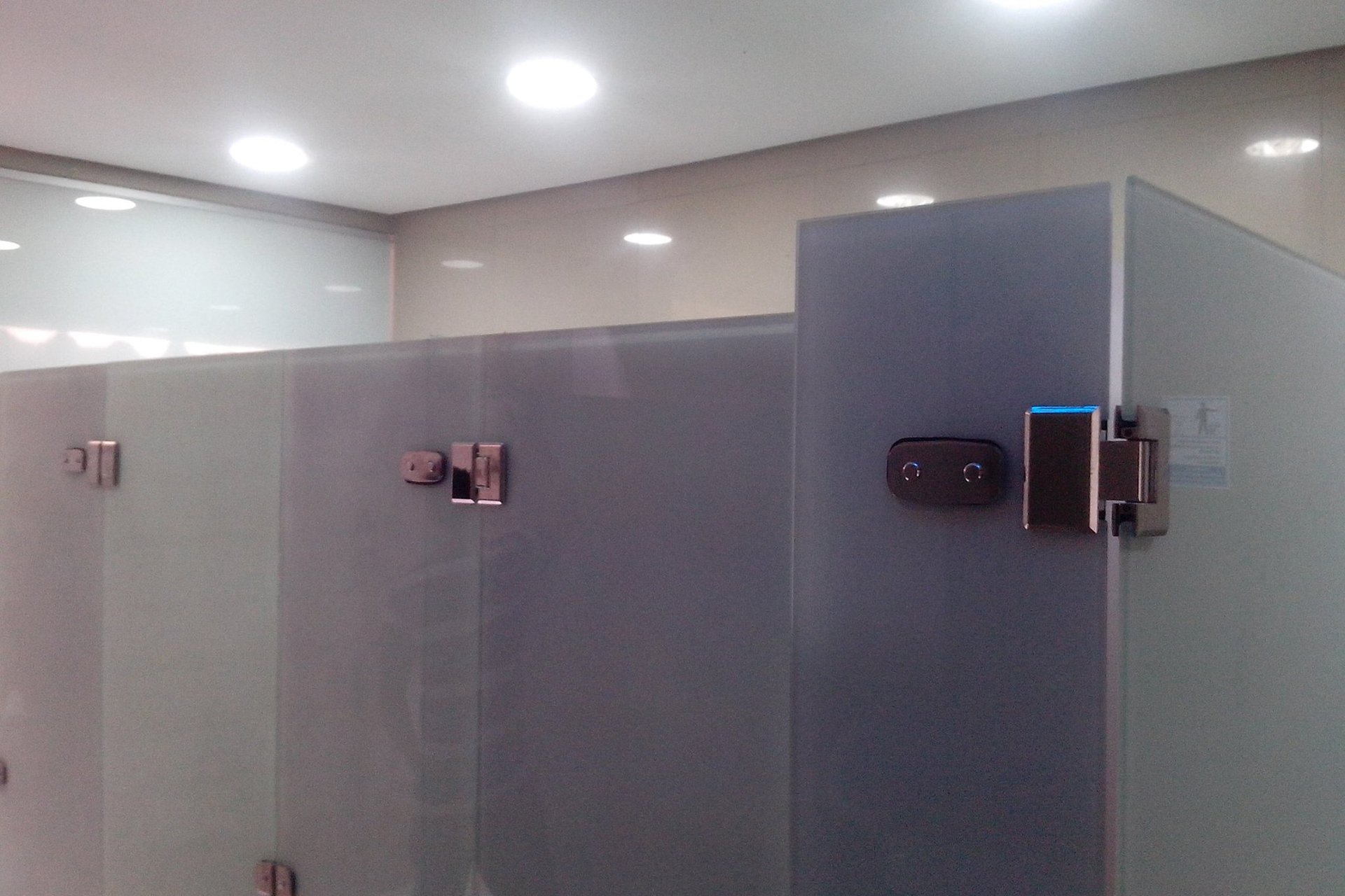 Banheiros no clube Aqua em cidade Ocidentaal