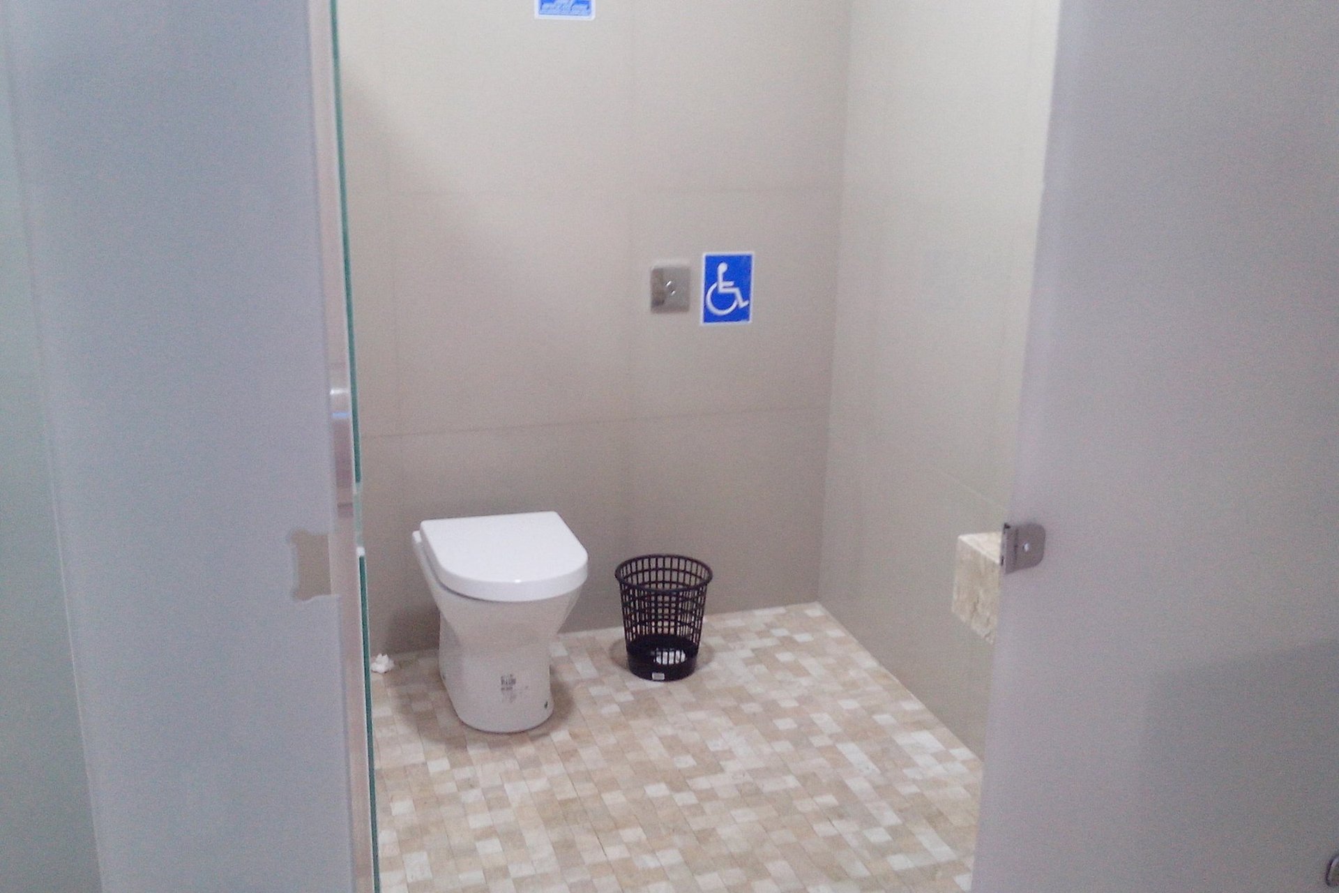 Banheiros no clube Aqua em cidade Ocidentaal