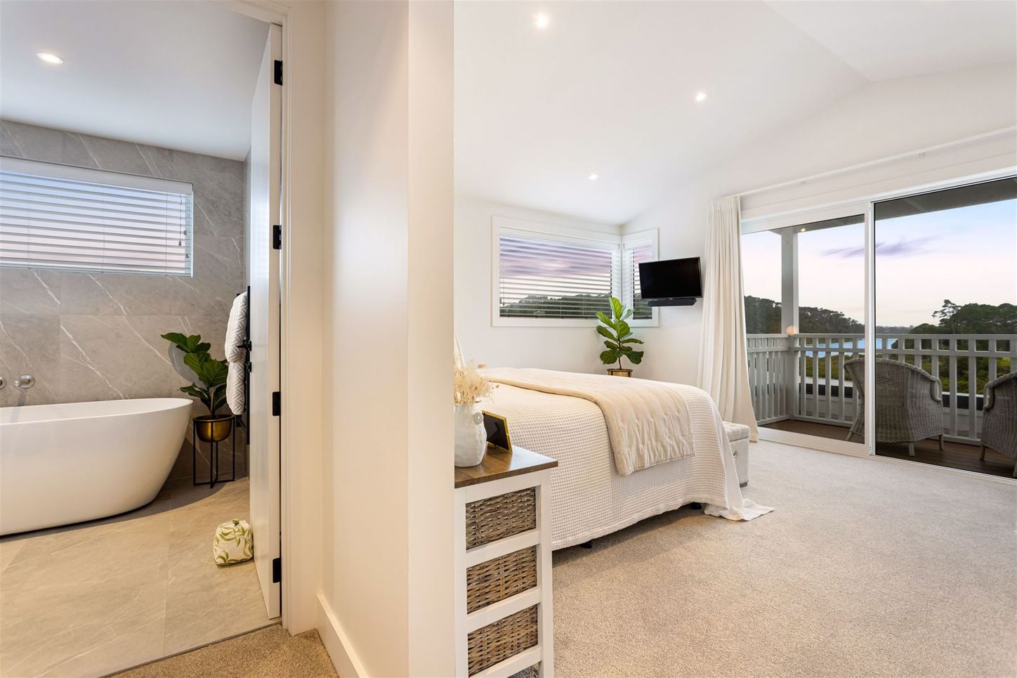 master bedroom and ensuite - Highend Homes Riverhead