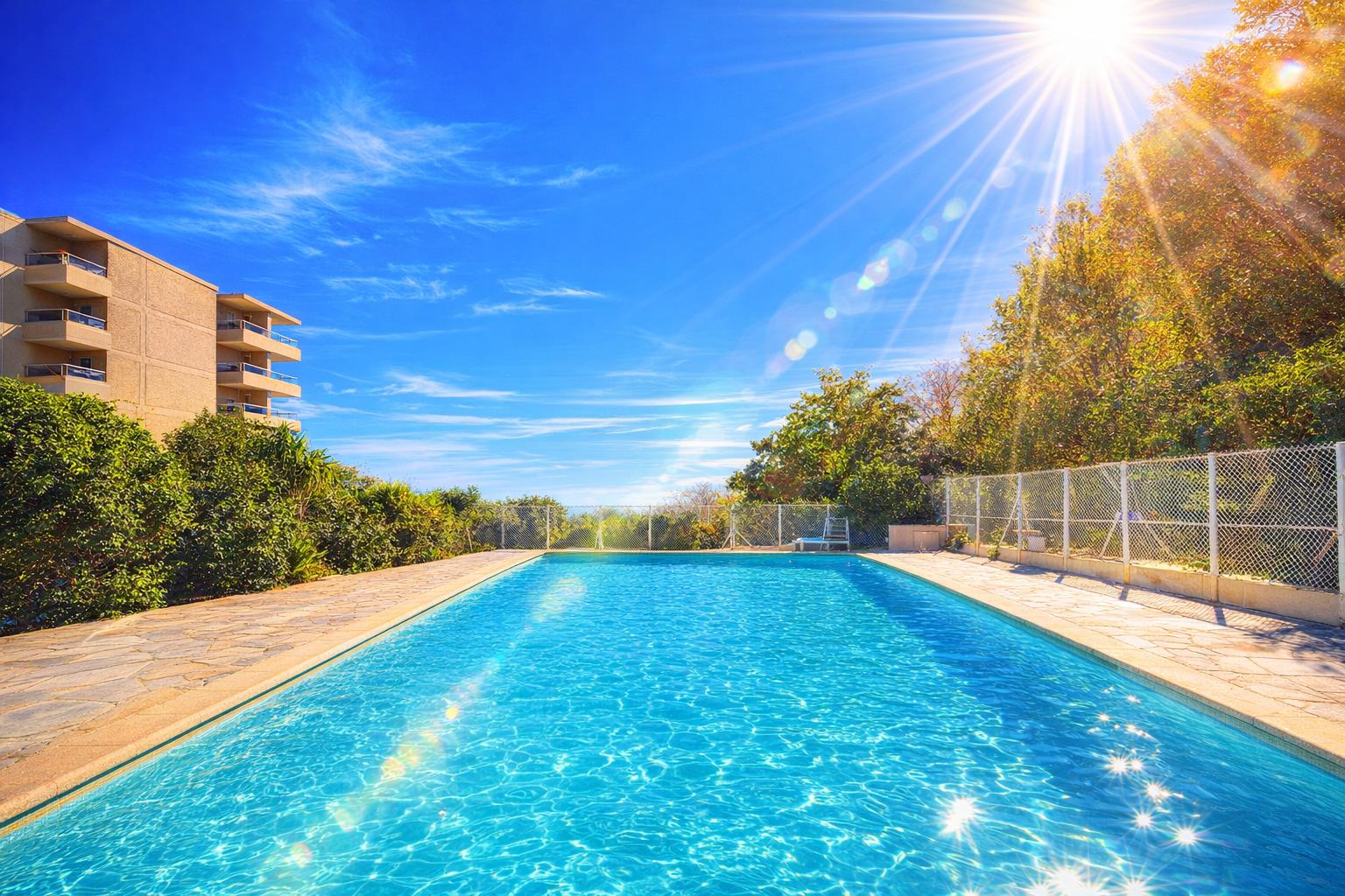 Piscine extérieure de la résidence ensoleillée 