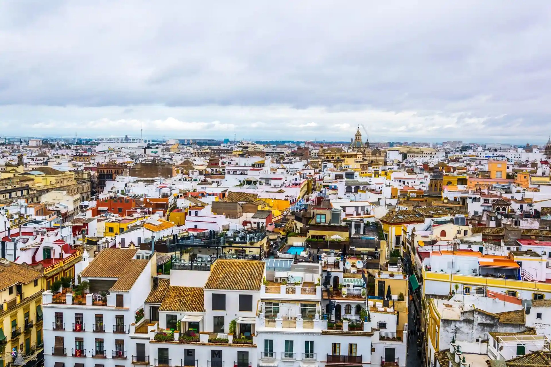 Vista urbana de Sevilla con tejados, edificios residenciales y horizonte histórico de la ciudad